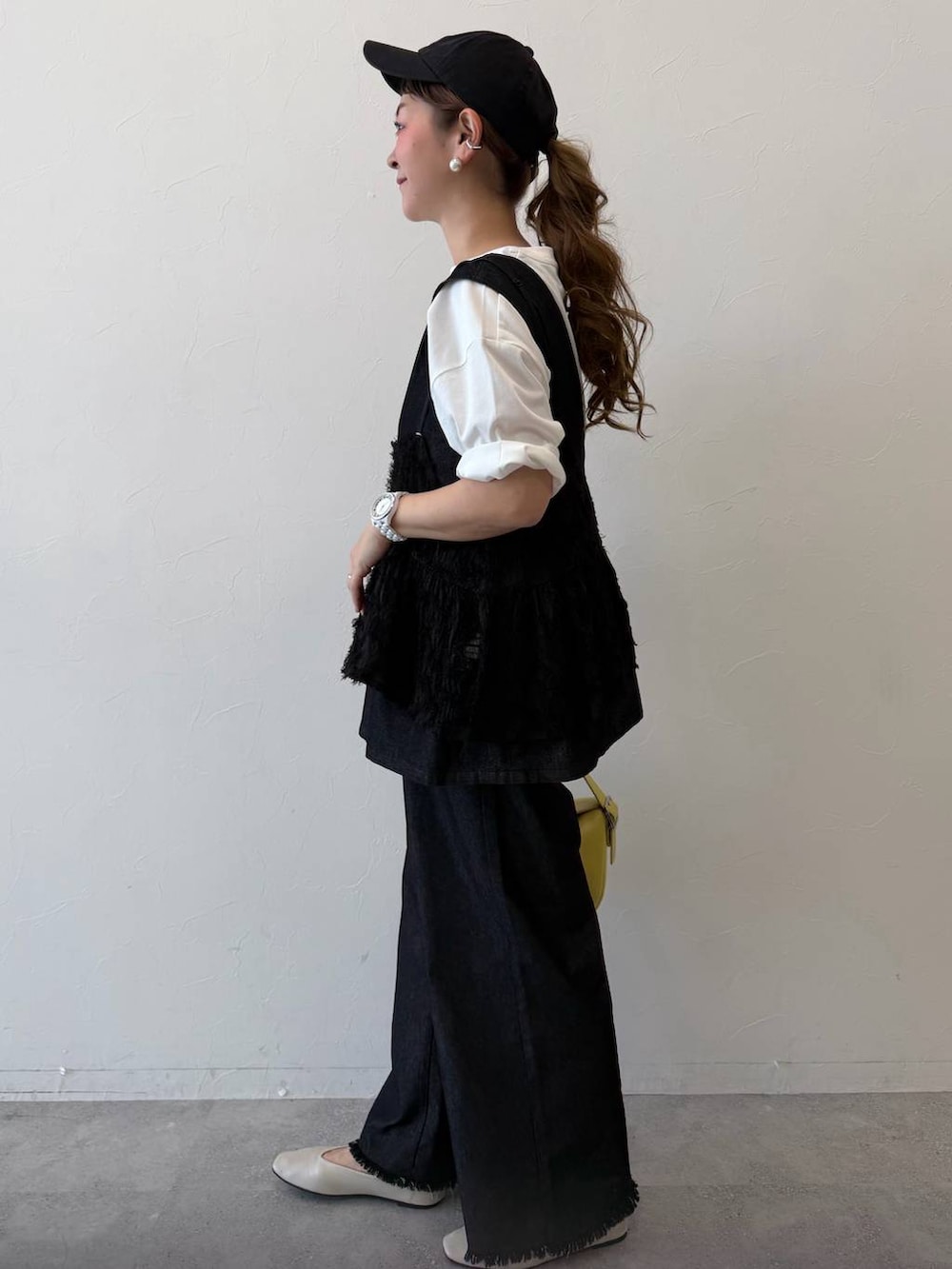 ホワイト系のパンプスを着用したレディースの春コーディネートの2枚目の写真