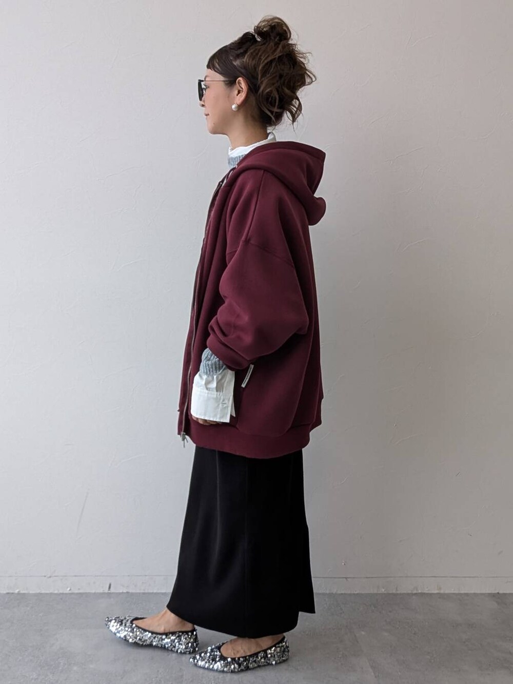 シルバー系のパンプス、シルバー系のショルダーバッグ、ブラック系のスカートを着用したレディースの秋コーディネートの2枚目の写真