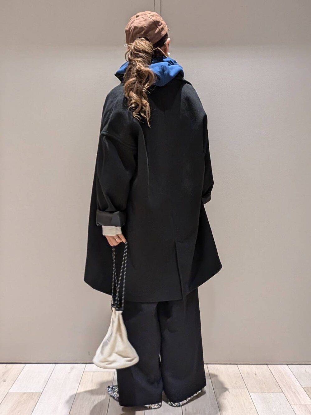 ブラック系のその他アウター、シルバー系のパンプス、ブラック系のその他パンツを着用したレディースの秋コーディネートの3枚目の写真