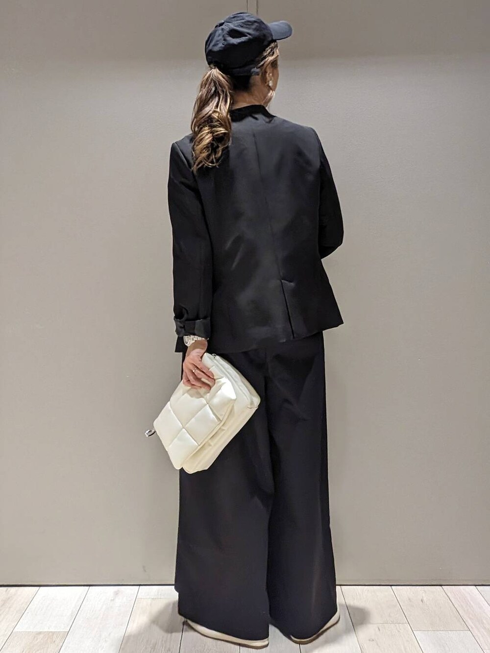 ホワイト系のTシャツ/カットソー、ホワイト系のショルダーバッグ、ホワイト系のパンプスを着用したレディースの春コーディネートの3枚目の写真