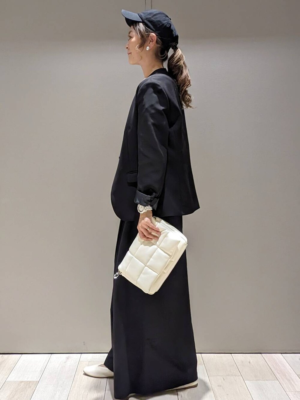 ホワイト系のTシャツ/カットソー、ホワイト系のショルダーバッグ、ホワイト系のパンプスを着用したレディースの春コーディネートの2枚目の写真