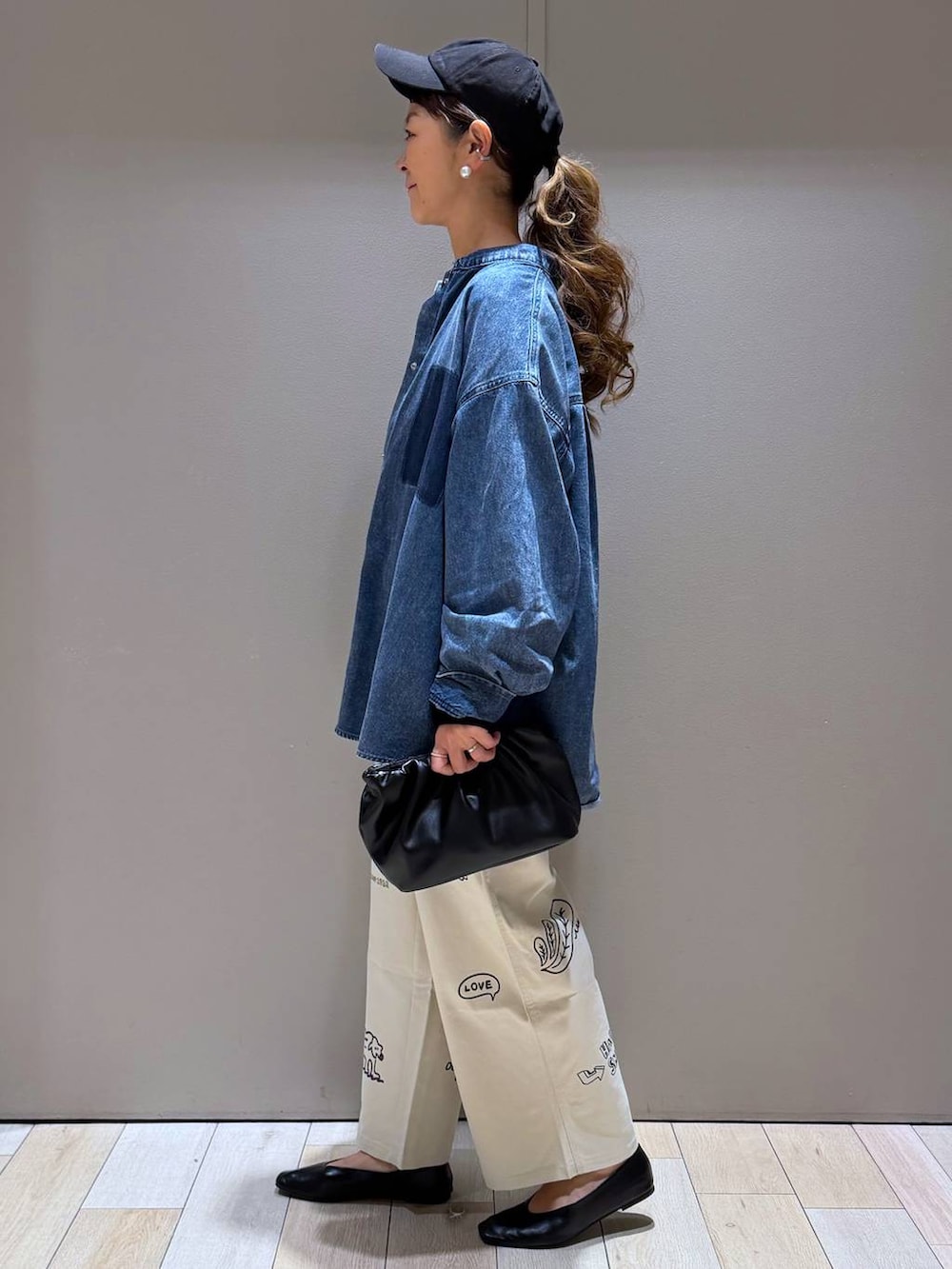 ブラック系のTシャツ/カットソー、ブラック系のショルダーバッグ、ブルー系のシャツ/ブラウスを着用したレディースの冬コーディネートの2枚目の写真