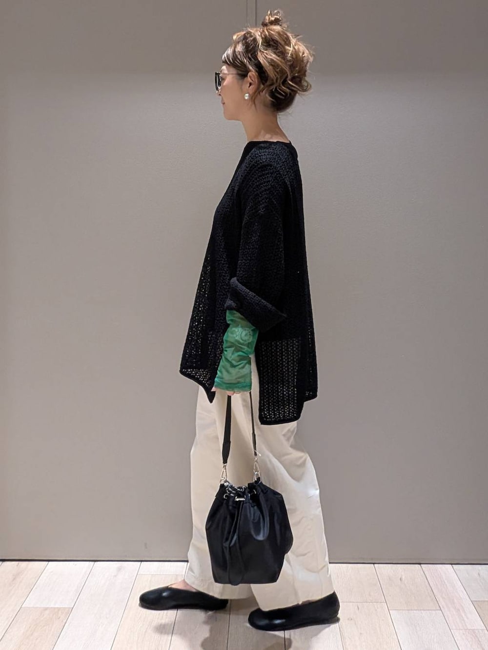 ブラック系のTシャツ/カットソー、ホワイト系のその他パンツ、ブラック系のショルダーバッグを着用したレディースの秋コーディネートの2枚目の写真