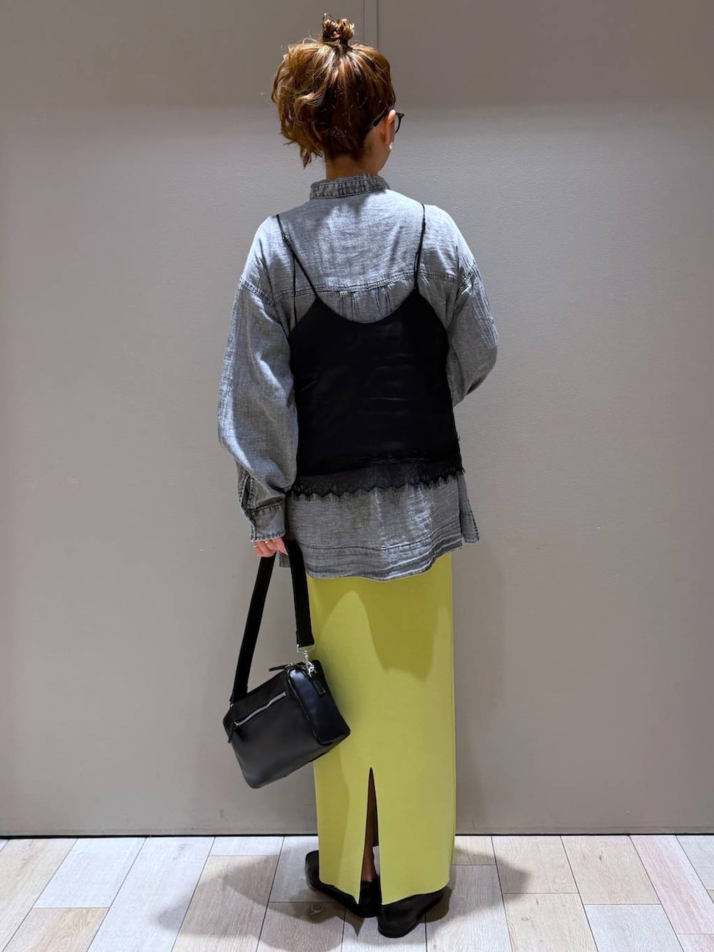 グリーン系のスカート、ブラック系のパンプス、グレー系のシャツ/ブラウスを着用したレディースの春コーディネートの3枚目の写真