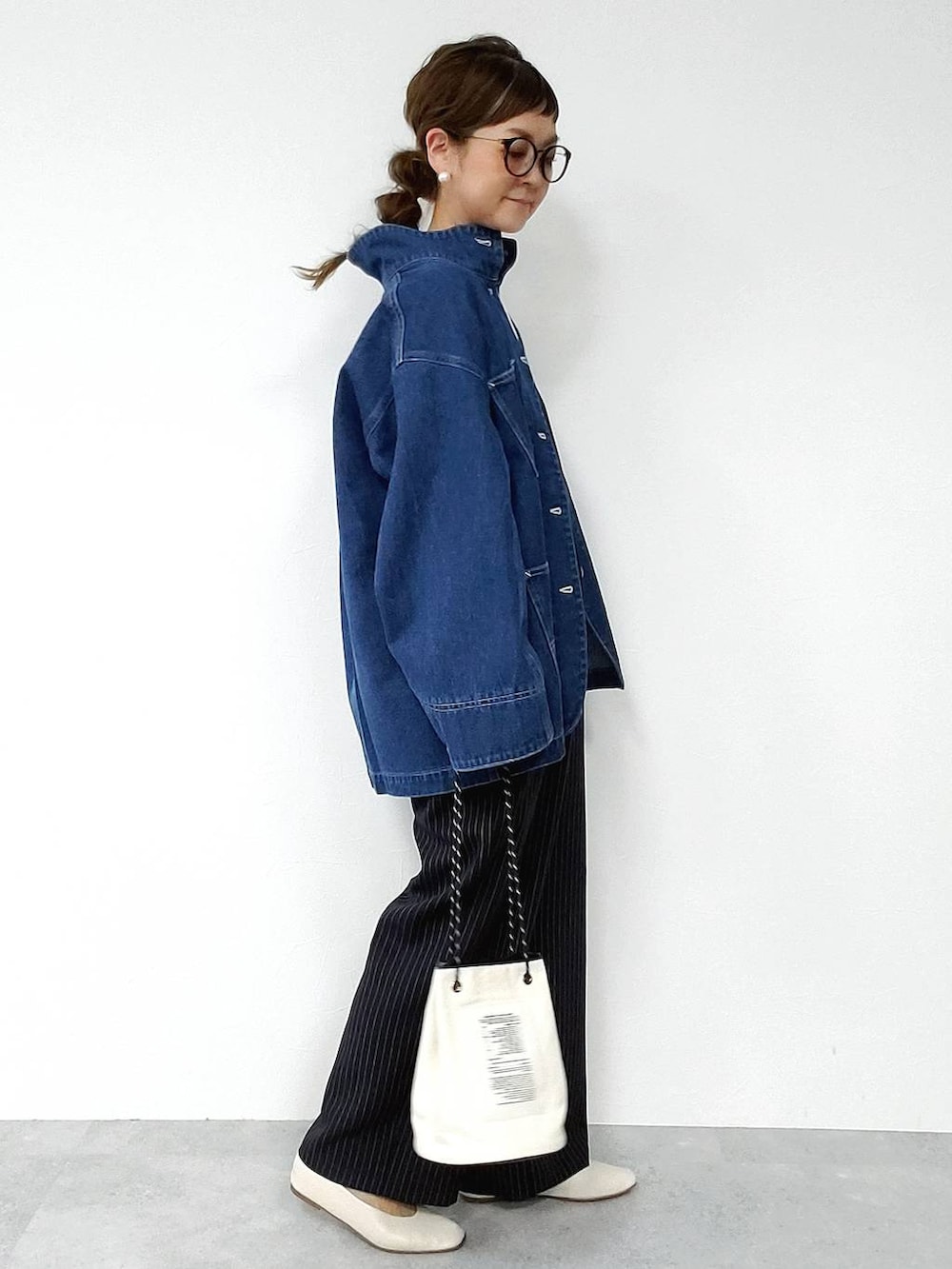 ブルー系のその他パンツ、ブルー系のデニムジャケットを着用したレディースの冬コーディネートの2枚目の写真