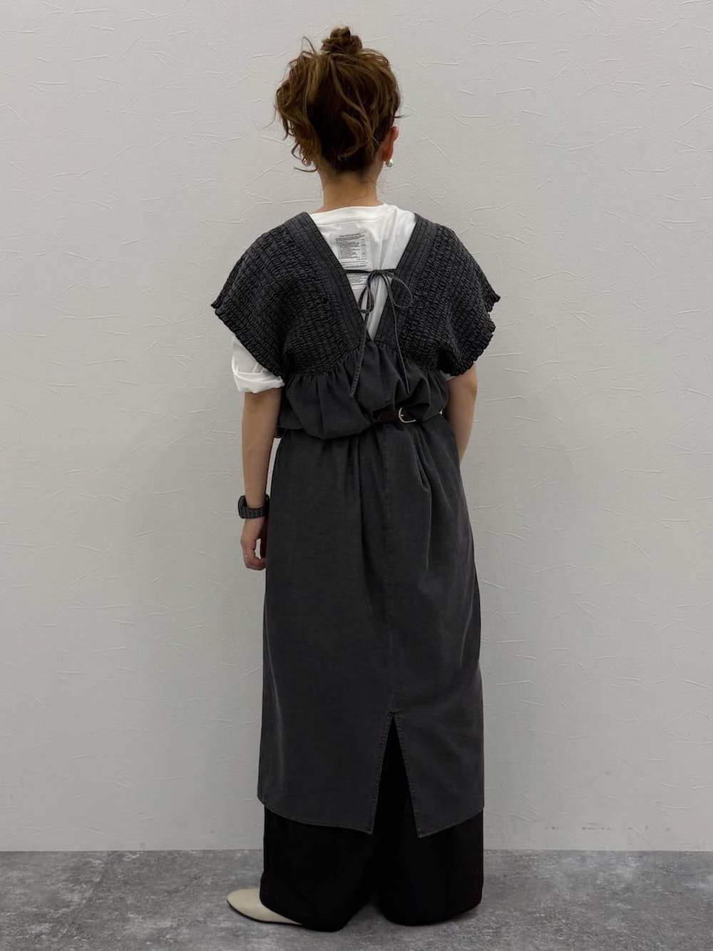 ホワイト系のパンプス、ブラック系のその他パンツ、ブラウン系のベルトを着用したレディースの夏コーディネートの3枚目の写真