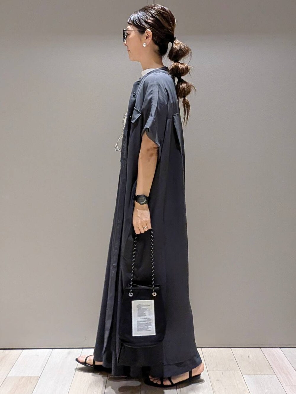 ブラック系のサンダル、グレー系のその他パンツ、シルバー系のベストを着用したレディースの夏コーディネートの2枚目の写真