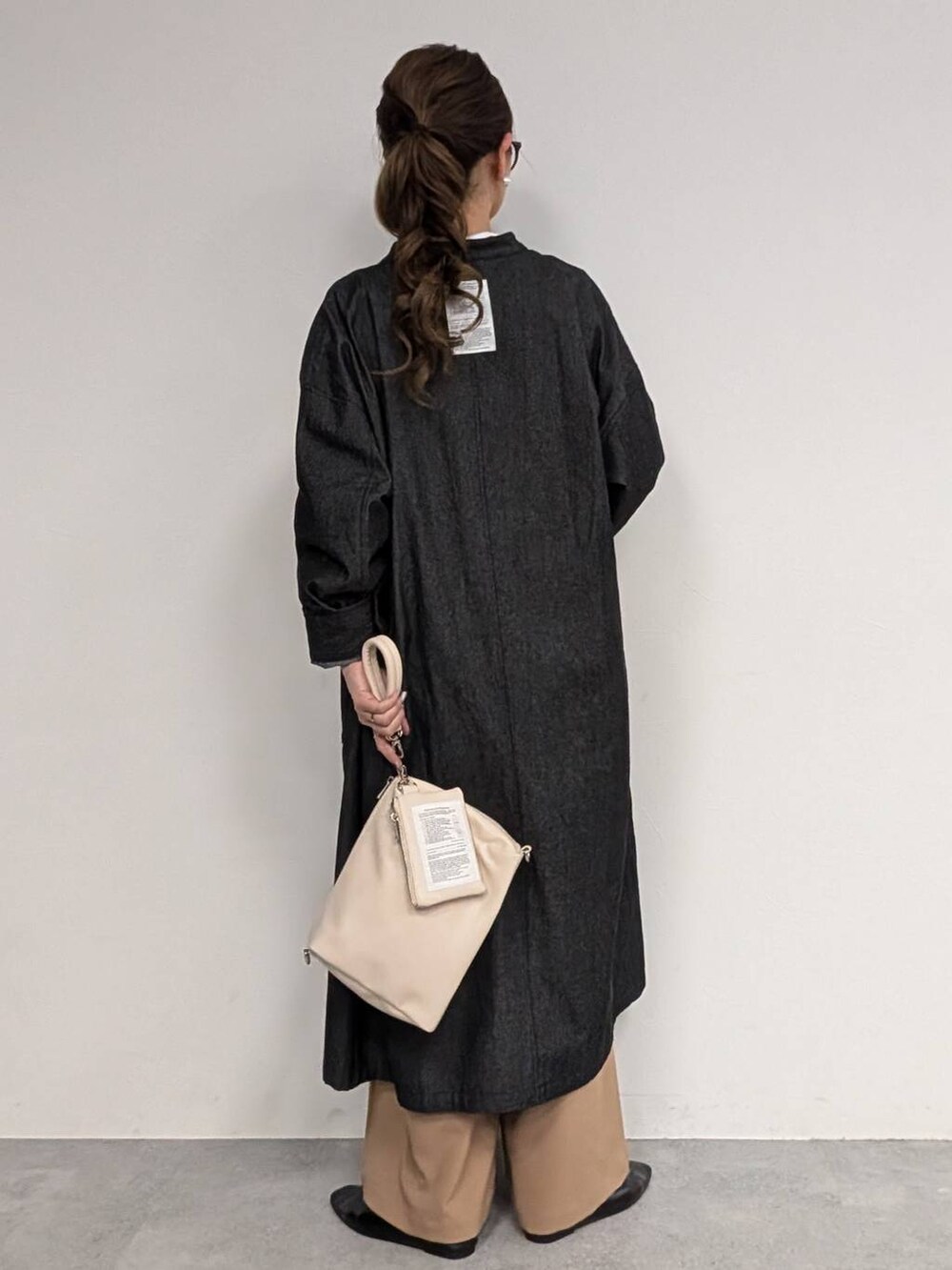 ブラック系のパンプス、ブラウン系のその他パンツを着用したレディースの冬コーディネートの3枚目の写真