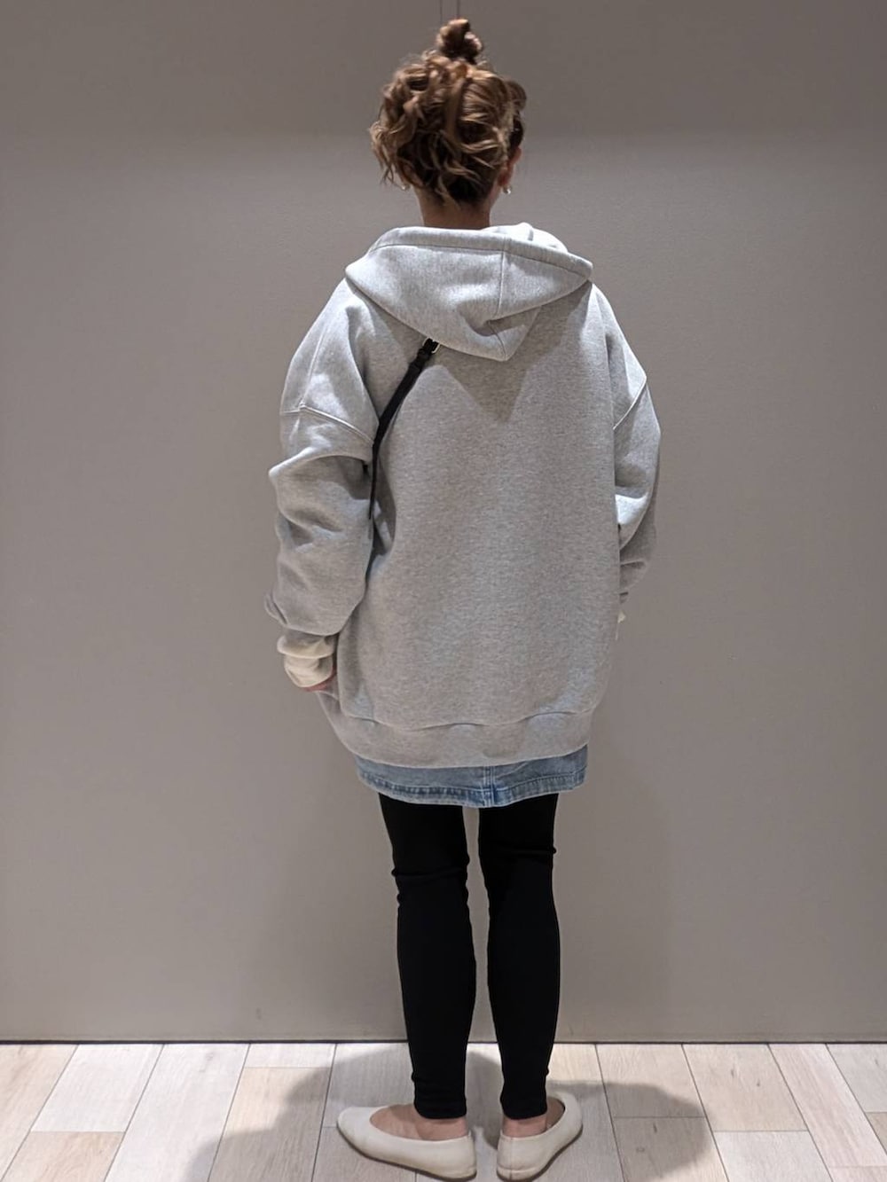 ブラック系のショルダーバッグ、ブルー系のシャツ/ブラウス、ホワイト系のTシャツ/カットソーを着用したレディースの秋コーディネートの3枚目の写真