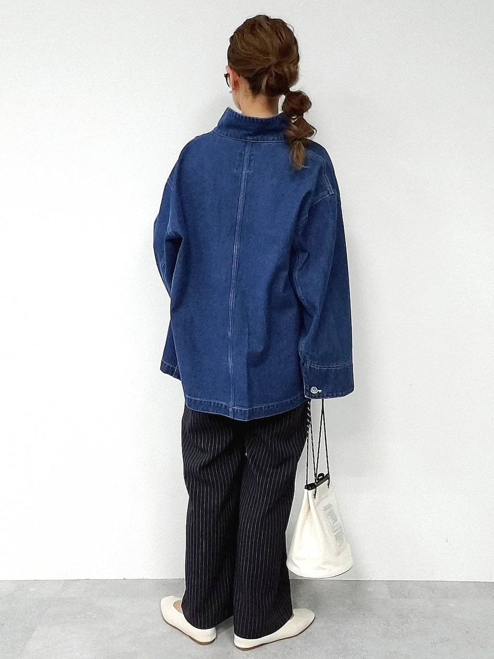 ブルー系のその他パンツ、ブルー系のデニムジャケットを着用したレディースの冬コーディネートの3枚目の写真