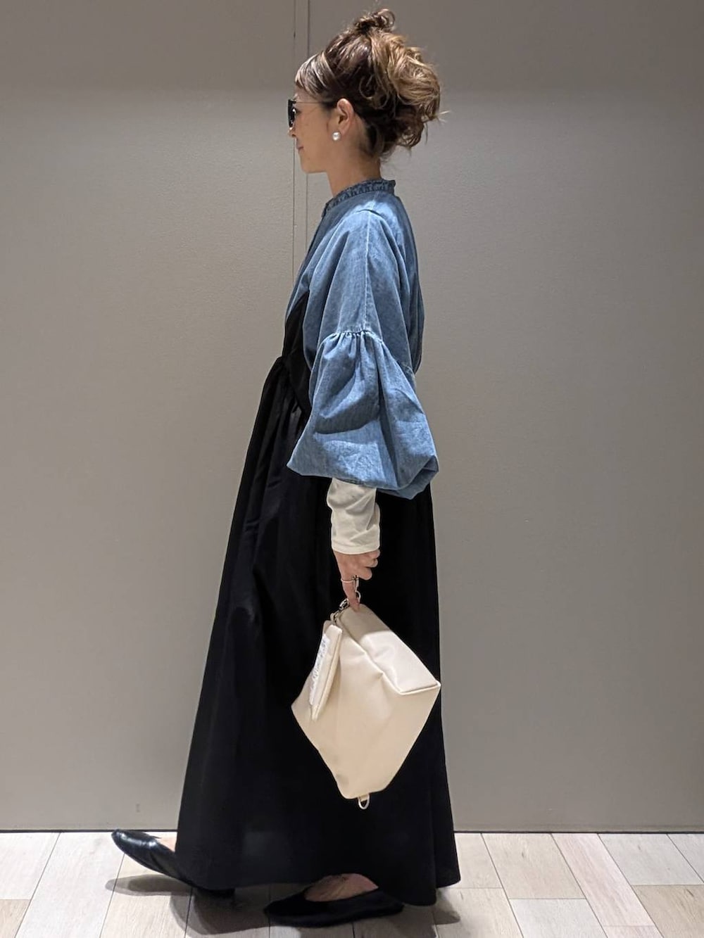 ホワイト系のTシャツ/カットソー、ブルー系のシャツ/ブラウス、ブラック系のワンピースを着用したレディースの冬コーディネートの2枚目の写真