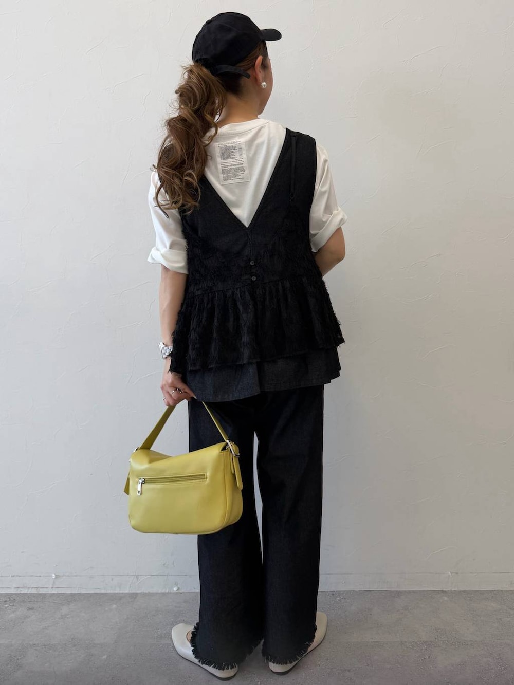 ホワイト系のパンプスを着用したレディースの春コーディネートの3枚目の写真