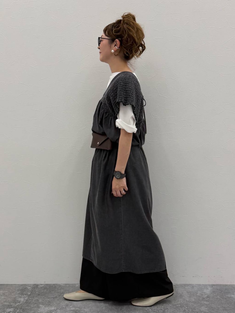 ホワイト系のパンプス、ブラック系のその他パンツ、ブラウン系のベルトを着用したレディースの夏コーディネートの2枚目の写真