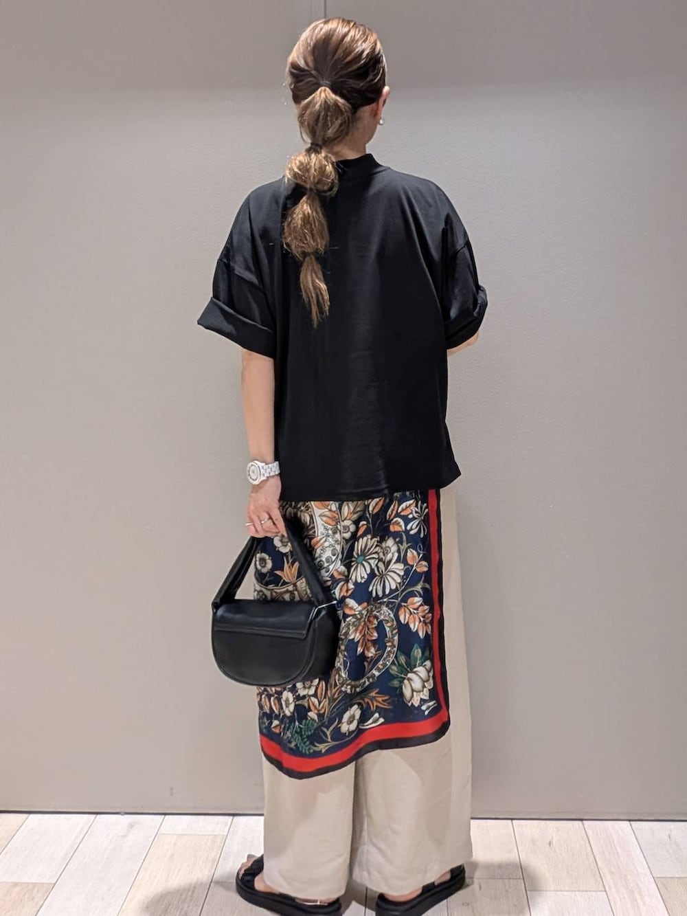 ブラック系のTシャツ/カットソー、ブラック系のサンダル、ブラック系のその他パンツを着用したレディースの春コーディネートの3枚目の写真