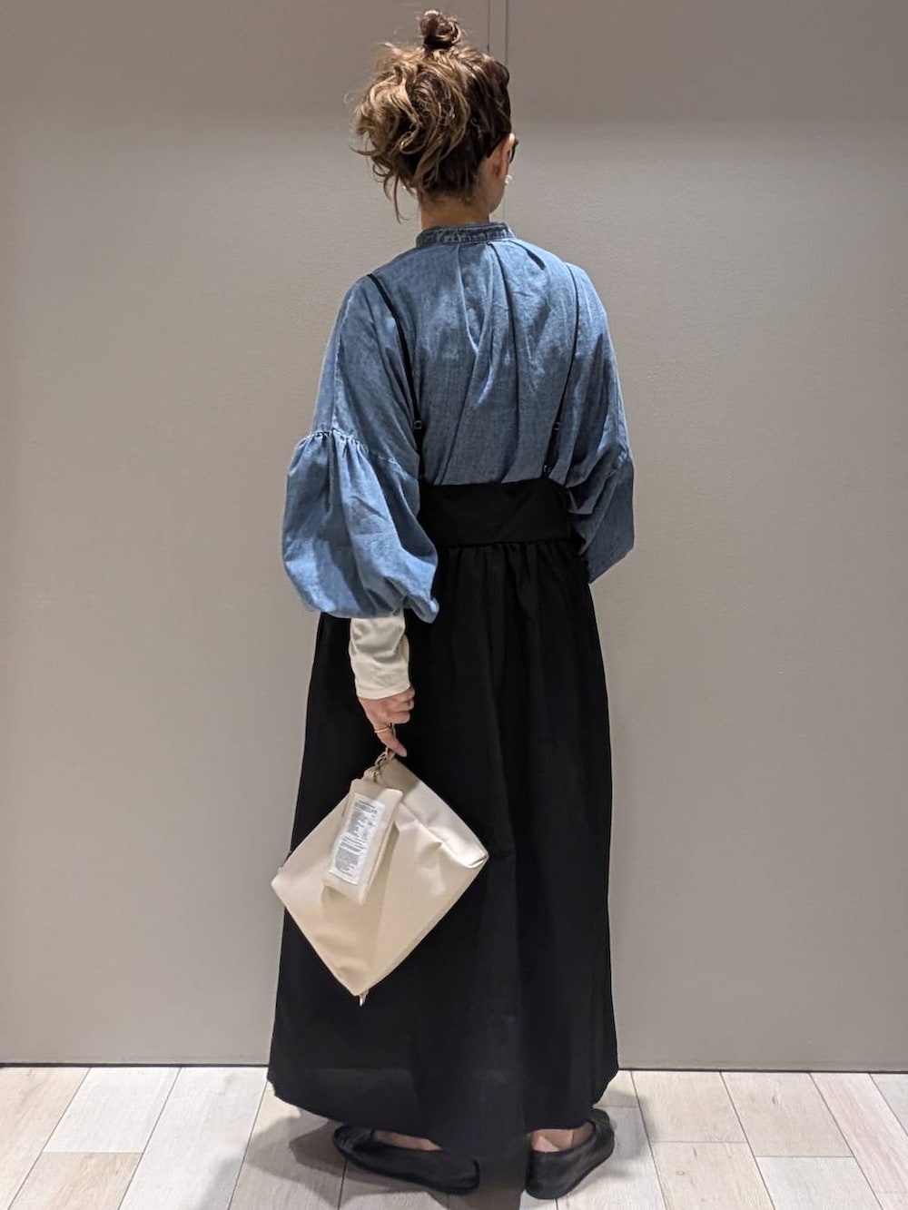 ホワイト系のTシャツ/カットソー、ブルー系のシャツ/ブラウス、ブラック系のワンピースを着用したレディースの冬コーディネートの3枚目の写真