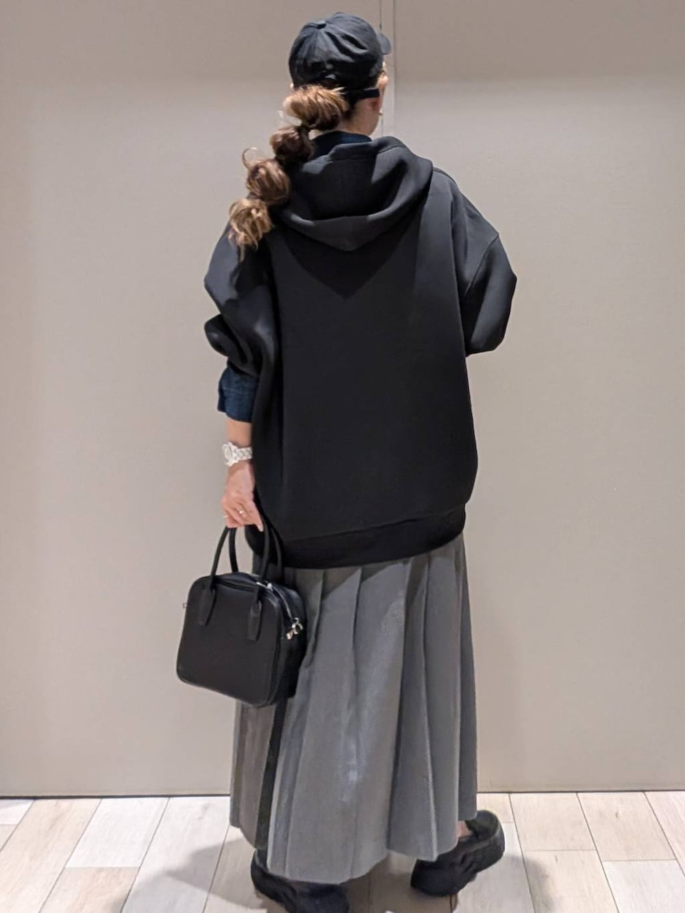 グレー系のスカート、ブラック系のスニーカー、ブルー系のシャツ/ブラウスを着用したレディースの秋コーディネートの3枚目の写真