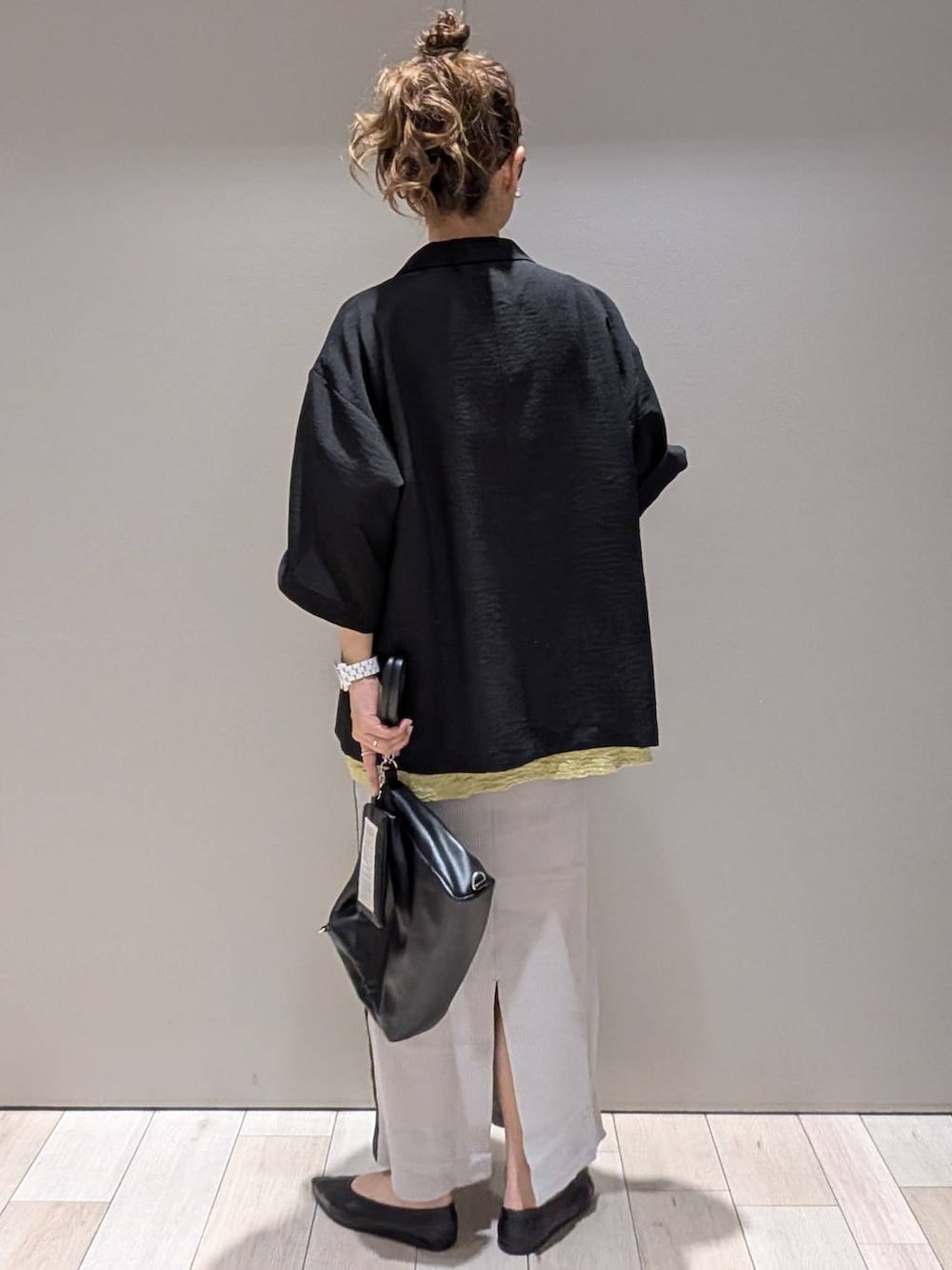 ブラック系のパンプス、グレー系のスカート、ブラック系のテーラードジャケットを着用したレディースの春コーディネートの3枚目の写真