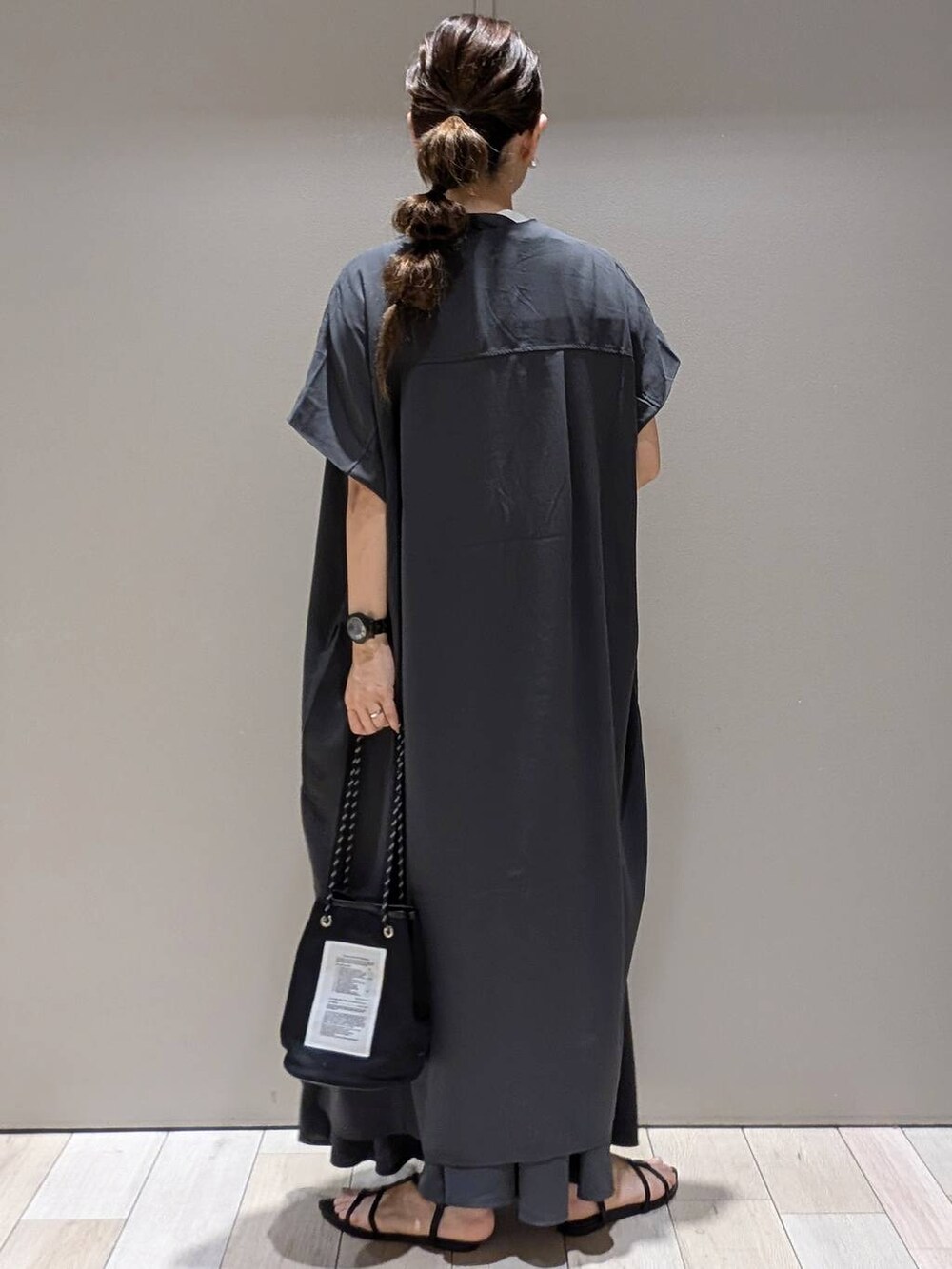 ブラック系のサンダル、グレー系のその他パンツ、シルバー系のベストを着用したレディースの夏コーディネートの3枚目の写真