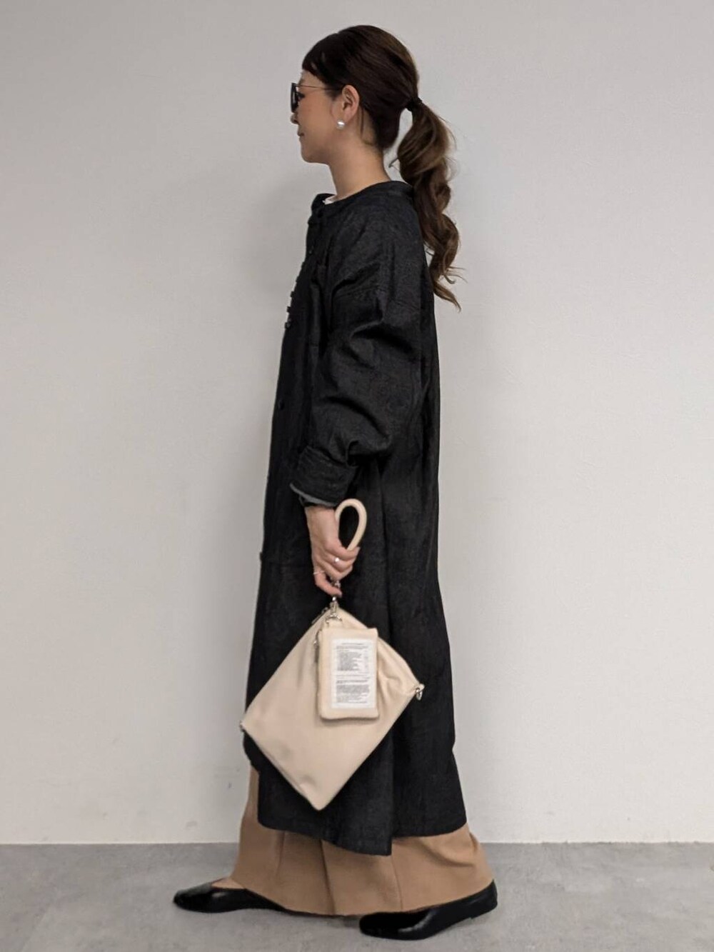 ブラック系のパンプス、ブラウン系のその他パンツを着用したレディースの冬コーディネートの2枚目の写真