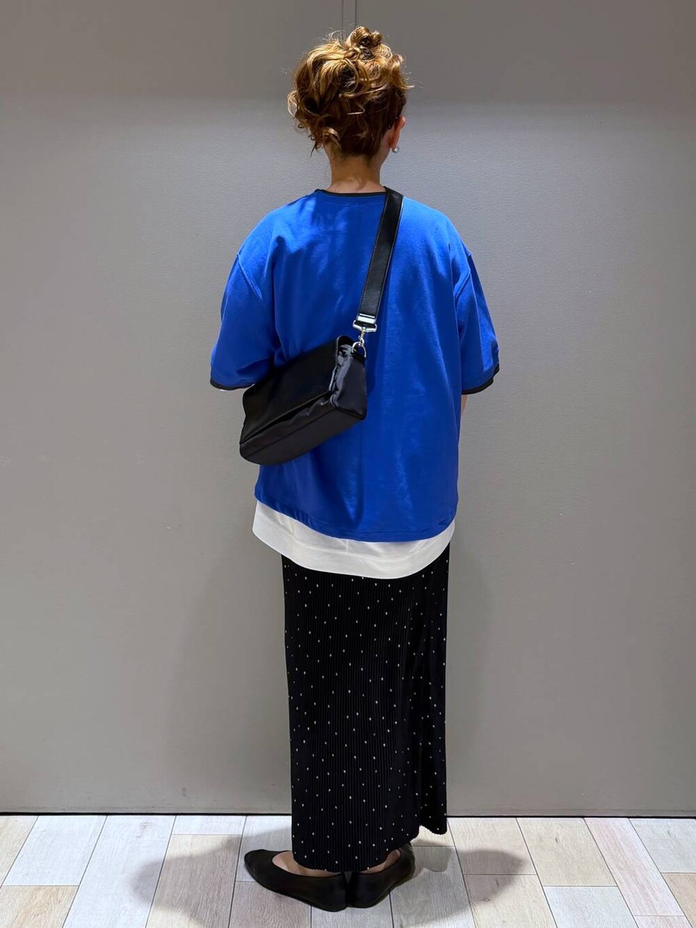 ブラック系のショルダーバッグ、ブラック系のパンプス、ホワイト系のTシャツ/カットソーを着用したレディースの春コーディネートの3枚目の写真