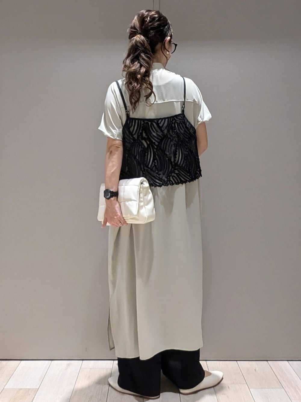 ホワイト系のショルダーバッグ、ブラック系のその他パンツ、ホワイト系のパンプスを着用したレディースの夏コーディネートの3枚目の写真