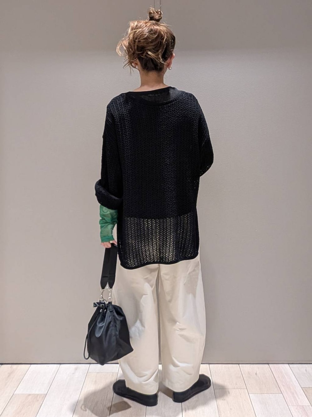 ブラック系のTシャツ/カットソー、ホワイト系のその他パンツ、ブラック系のショルダーバッグを着用したレディースの秋コーディネートの3枚目の写真