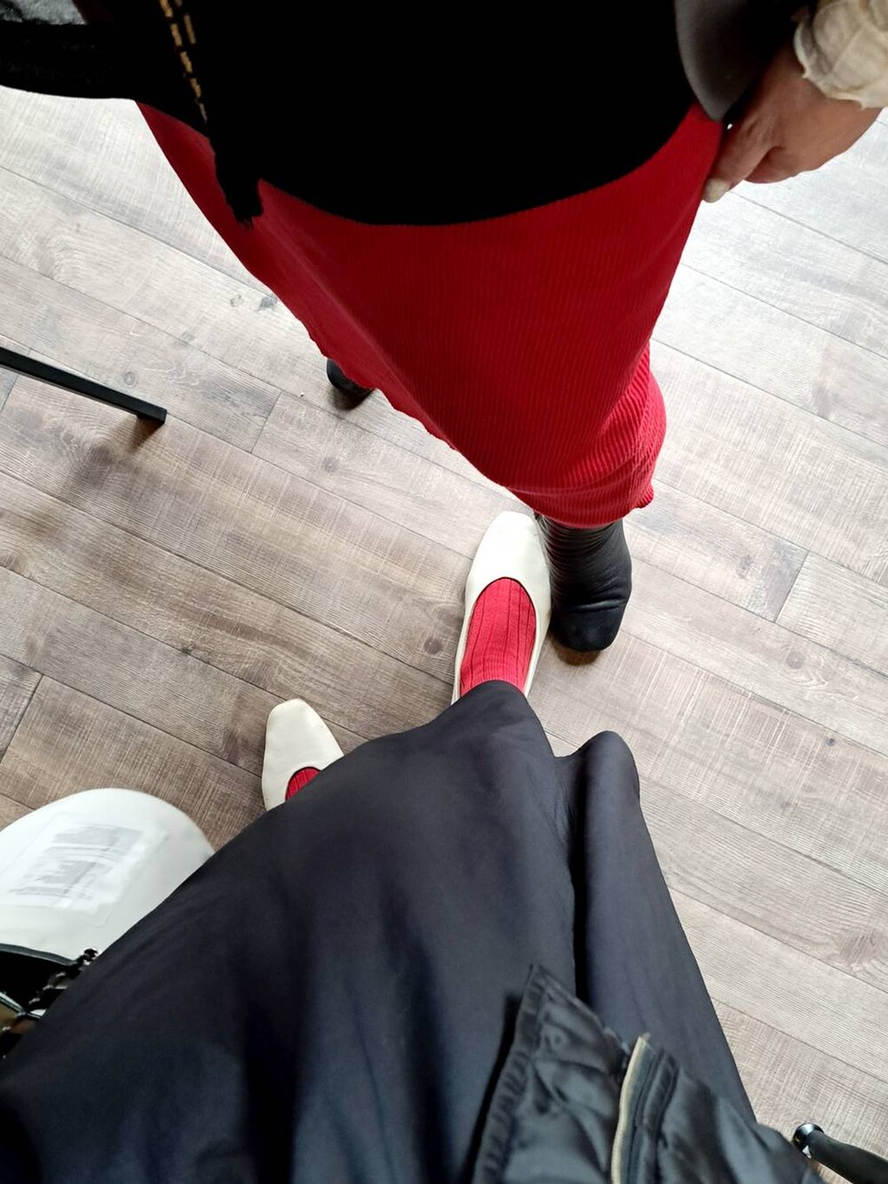 グレー系のスウェット、ホワイト系のTシャツ/カットソーを着用したレディースの冬コーディネートの2枚目の写真