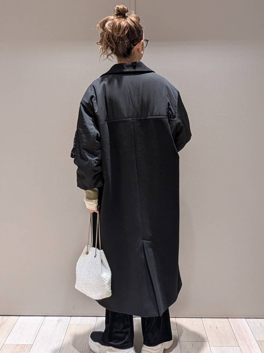 ホワイト系のTシャツ/カットソー、グリーン系のTシャツ/カットソー、ブラック系のブーツを着用したレディースの冬コーディネートの3枚目の写真