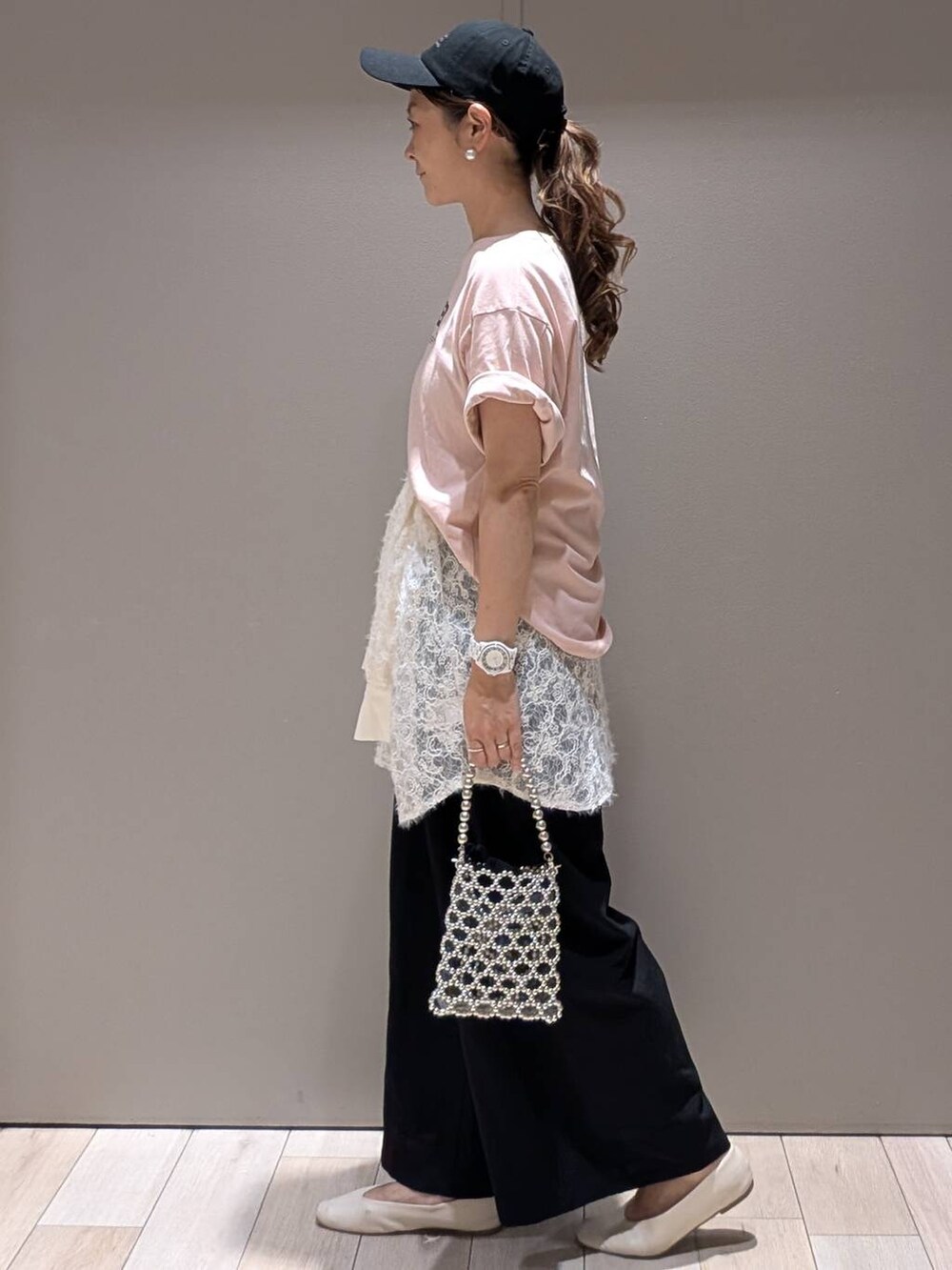 ブラック系のその他パンツ、シルバー系のショルダーバッグ、ホワイト系のシャツ/ブラウスを着用したレディースの夏コーディネートの2枚目の写真