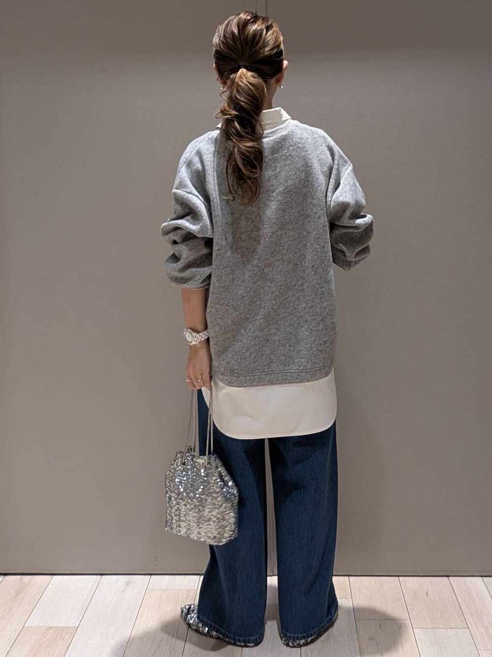 シルバー系のショルダーバッグ、グレー系のTシャツ/カットソーを着用したレディースの冬コーディネートの3枚目の写真