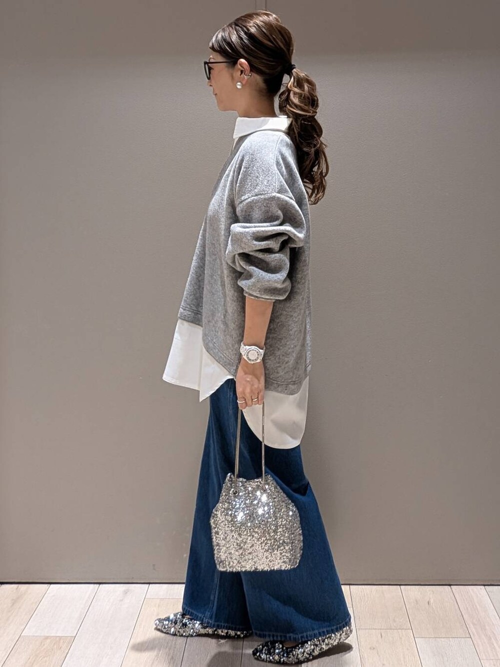 シルバー系のショルダーバッグ、グレー系のTシャツ/カットソーを着用したレディースの冬コーディネートの2枚目の写真