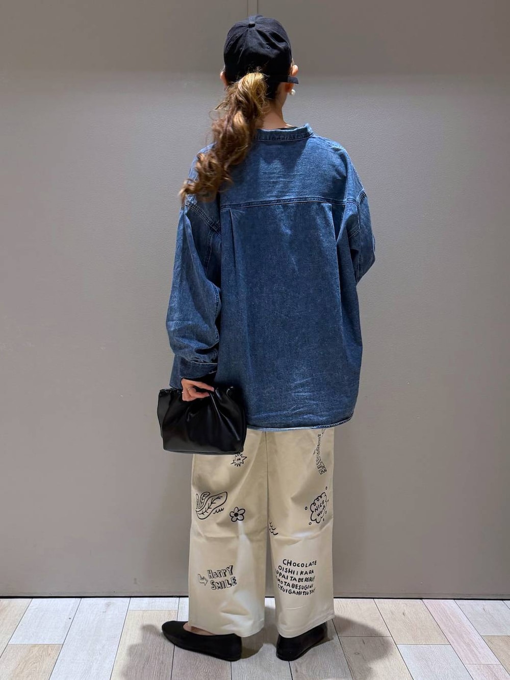 ブラック系のTシャツ/カットソー、ブラック系のショルダーバッグ、ブルー系のシャツ/ブラウスを着用したレディースの冬コーディネートの3枚目の写真