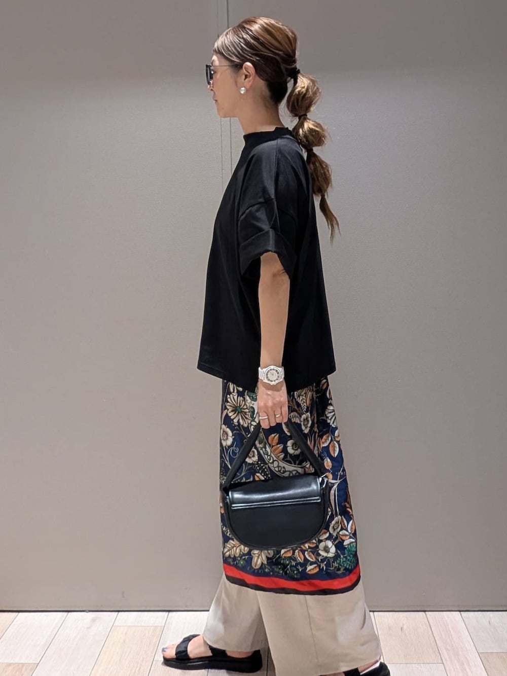 ブラック系のTシャツ/カットソー、ブラック系のサンダル、ブラック系のその他パンツを着用したレディースの春コーディネートの2枚目の写真