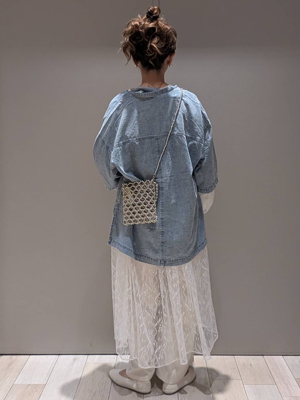 ブルー系のシャツ/ブラウス、シルバー系のショルダーバッグ、ホワイト系のマタニティウェア/グッズを着用したレディースの夏コーディネートの3枚目の写真