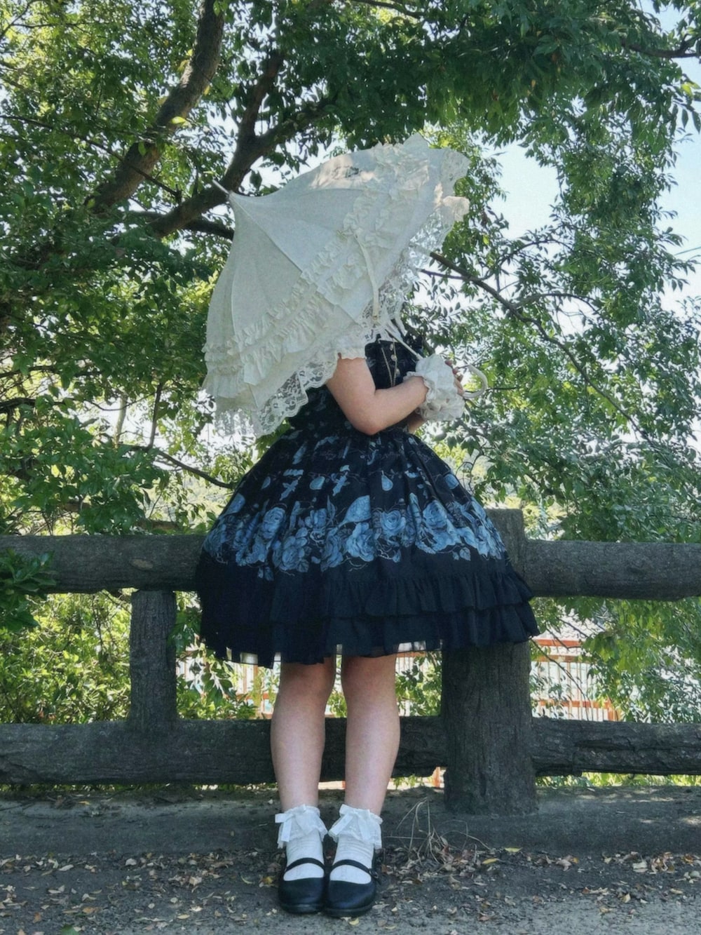 ブラック系のワンピースを着用したレディースの夏コーディネートの2枚目の写真