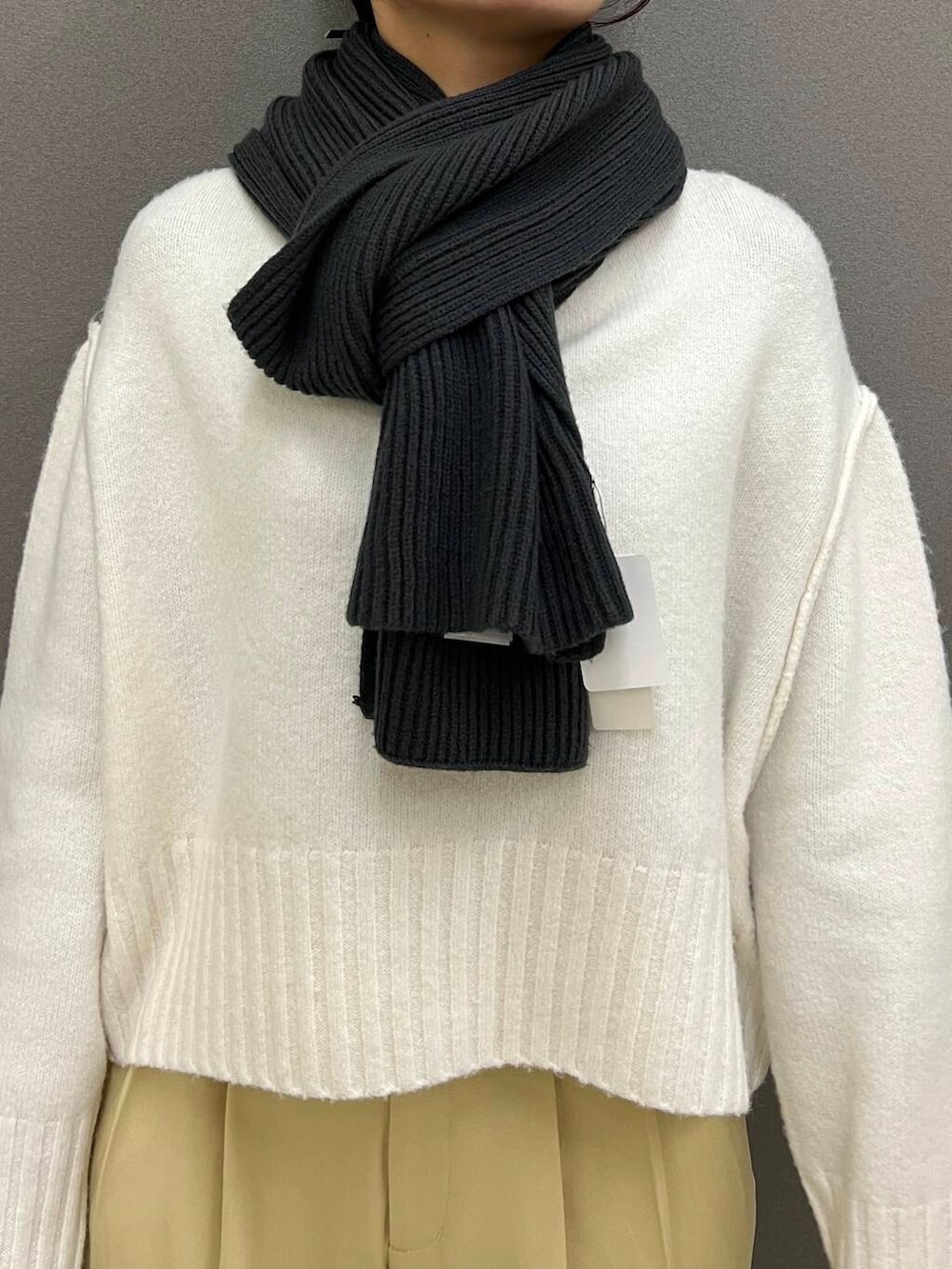 シルバー系のショルダーバッグ、イエロー系のその他パンツ、ホワイト系のニット/セーターを着用したレディースの冬コーディネートの2枚目の写真