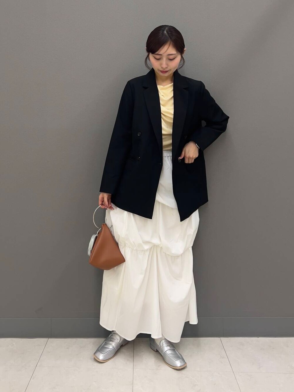「センスオブプレイス、ジャケット、ロングスカート、スカート、春コーデ、senseofplace、newarrival、骨格ウェーブ、春カラーコーデ、キレイめカジュアル、春のジャケットスタイル」|「SENSE OF PLACE by URBAN RESEARCHのバルーンタックティアードスカート(スカート、ホワイト系)」を使った、ヤノアミさん(レディース・163cm)の春コーディネートの2枚目の写真