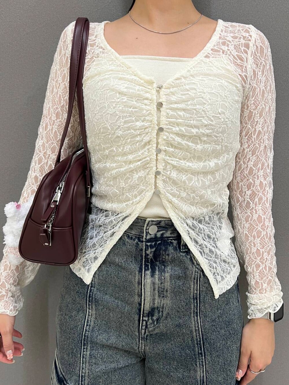 ホワイト系のキャミソール、ブラック系のサンダル、レッド系のボストンバッグを着用したレディースの夏コーディネートの2枚目の写真