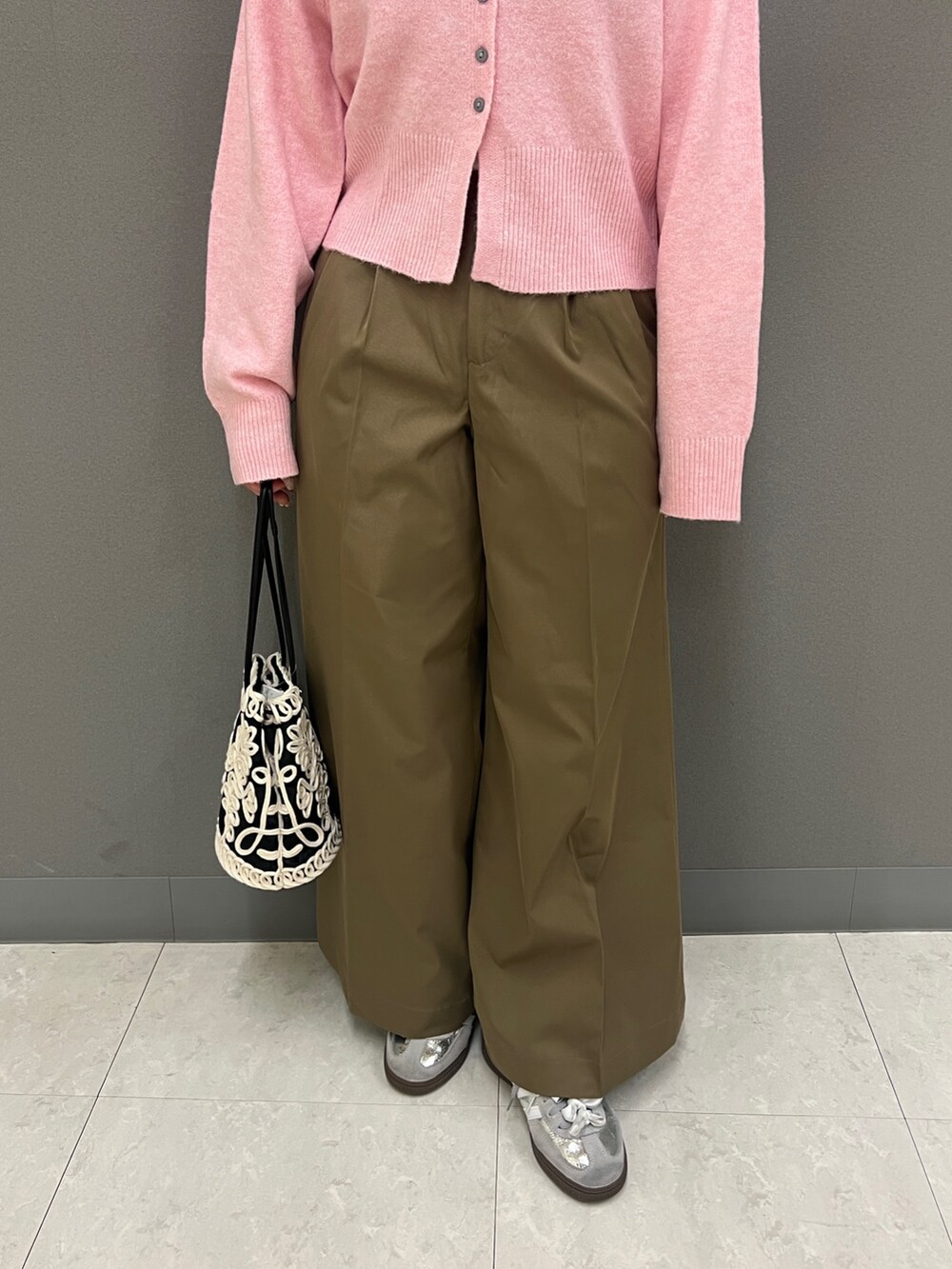 ピンク系のニット/セーター、ホワイト系のTシャツ/カットソー、ベージュ系のその他パンツを着用したレディースの秋コーディネートの3枚目の写真