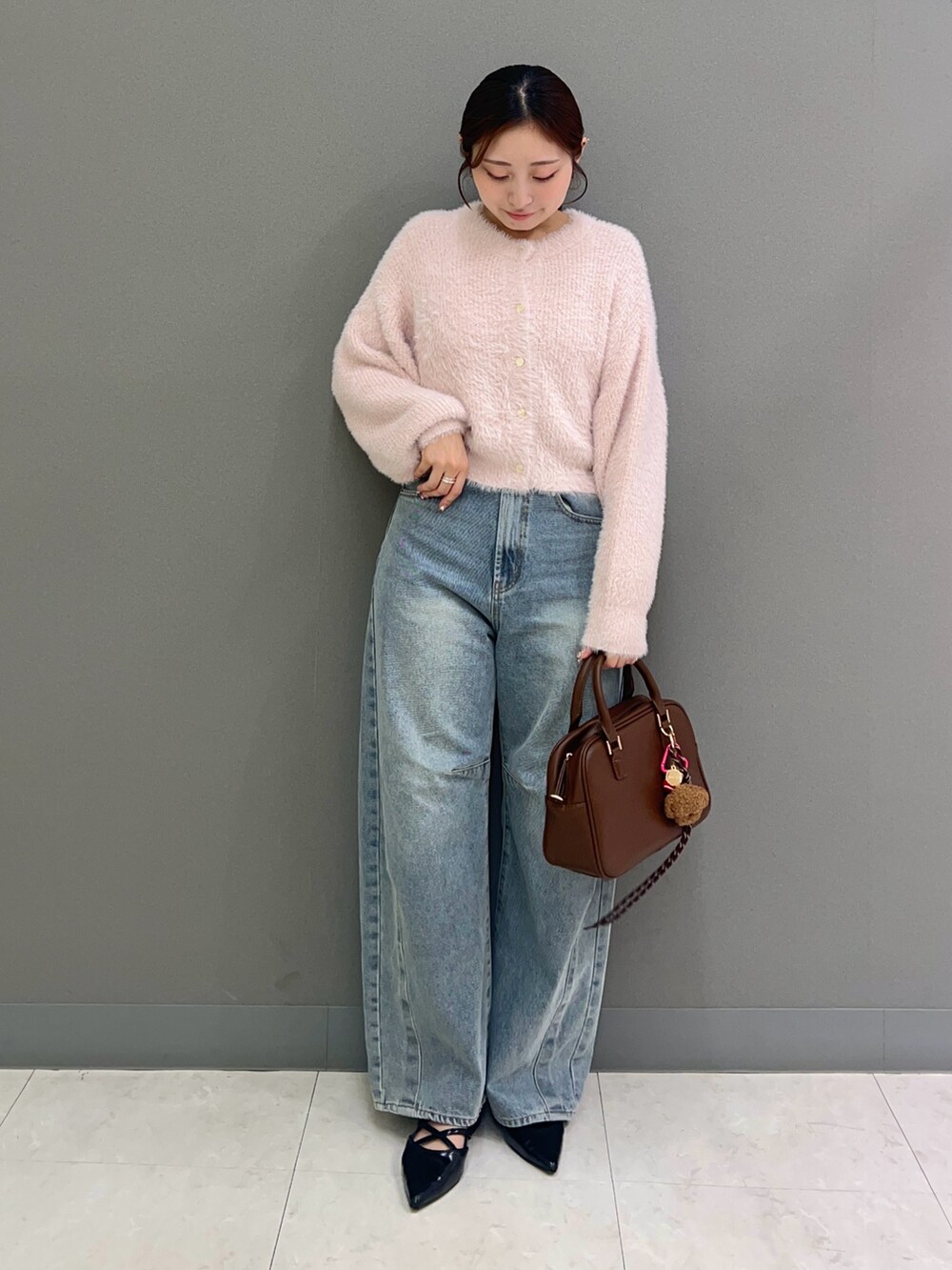 ブルー系のデニムパンツ、ブラック系のその他シューズを着用したレディースの秋コーディネートの2枚目の写真