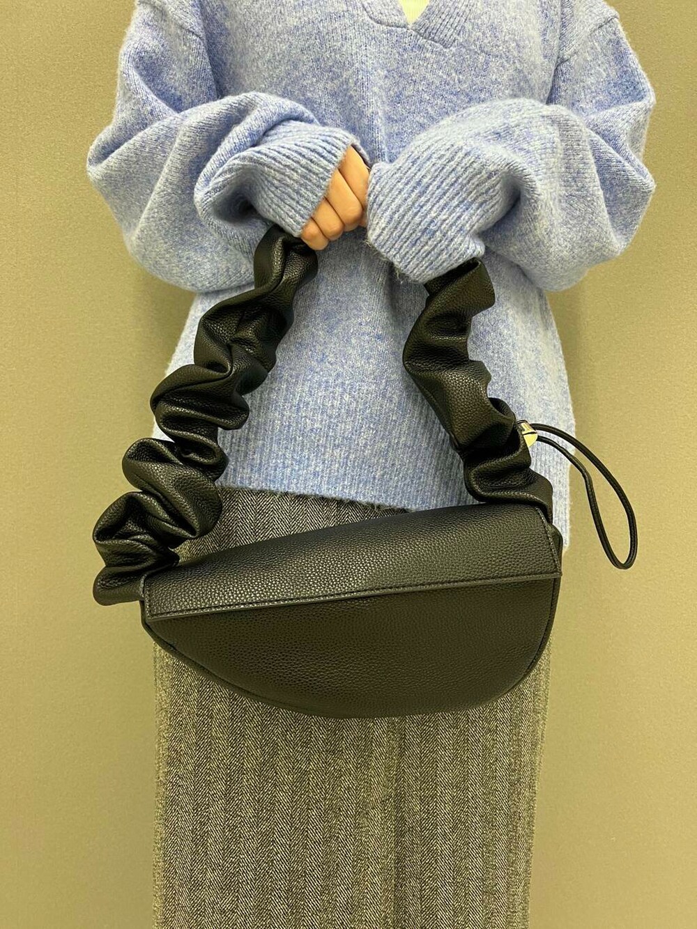 ホワイト系のTシャツ/カットソー、ブラック系のハンドバッグ、ブラック系のローファーを着用したレディースの冬コーディネートの5枚目の写真