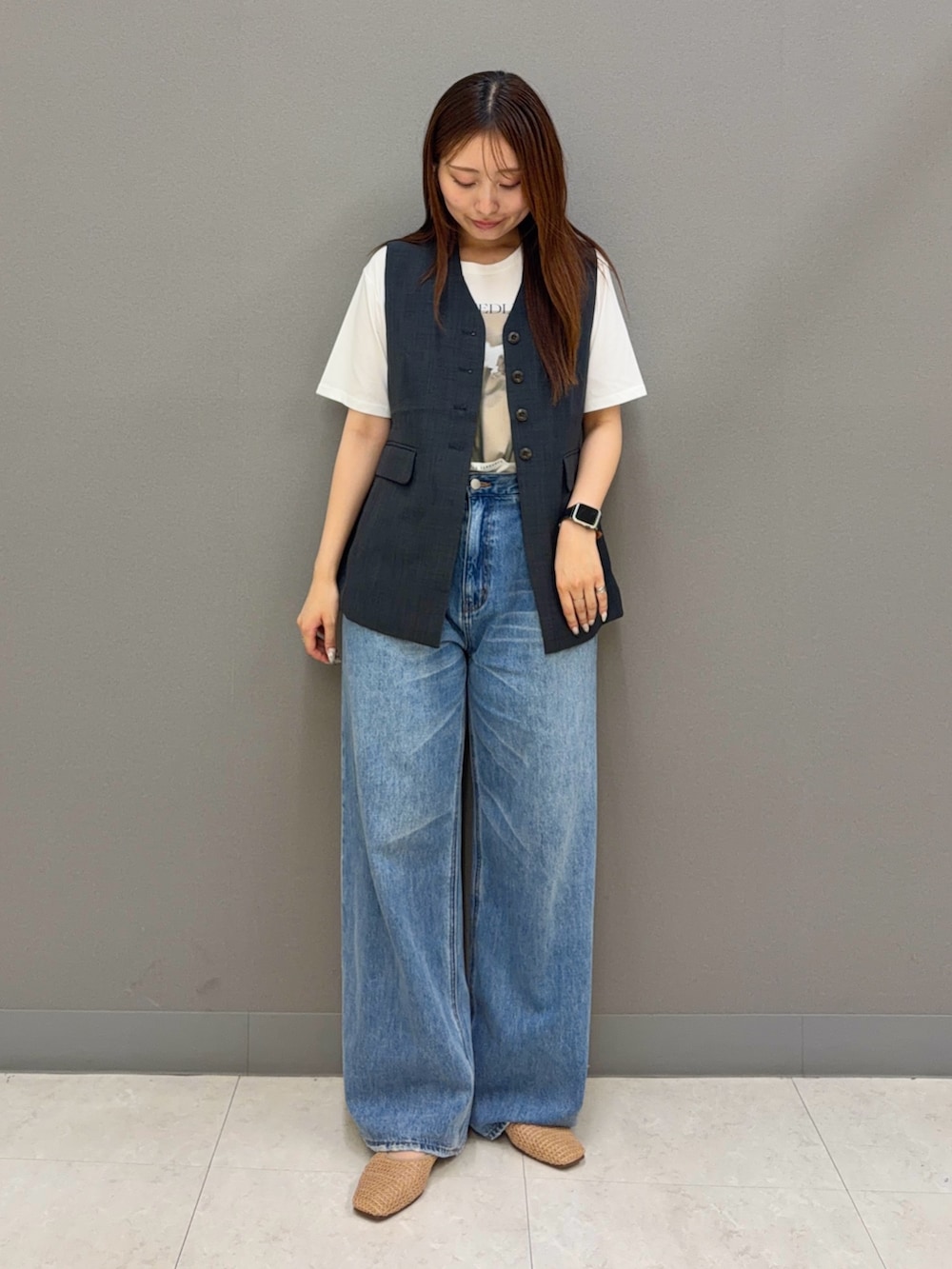 その他のTシャツ/カットソー、グレー系のベスト、ブルー系のデニムパンツを着用したレディースの夏コーディネートの2枚目の写真