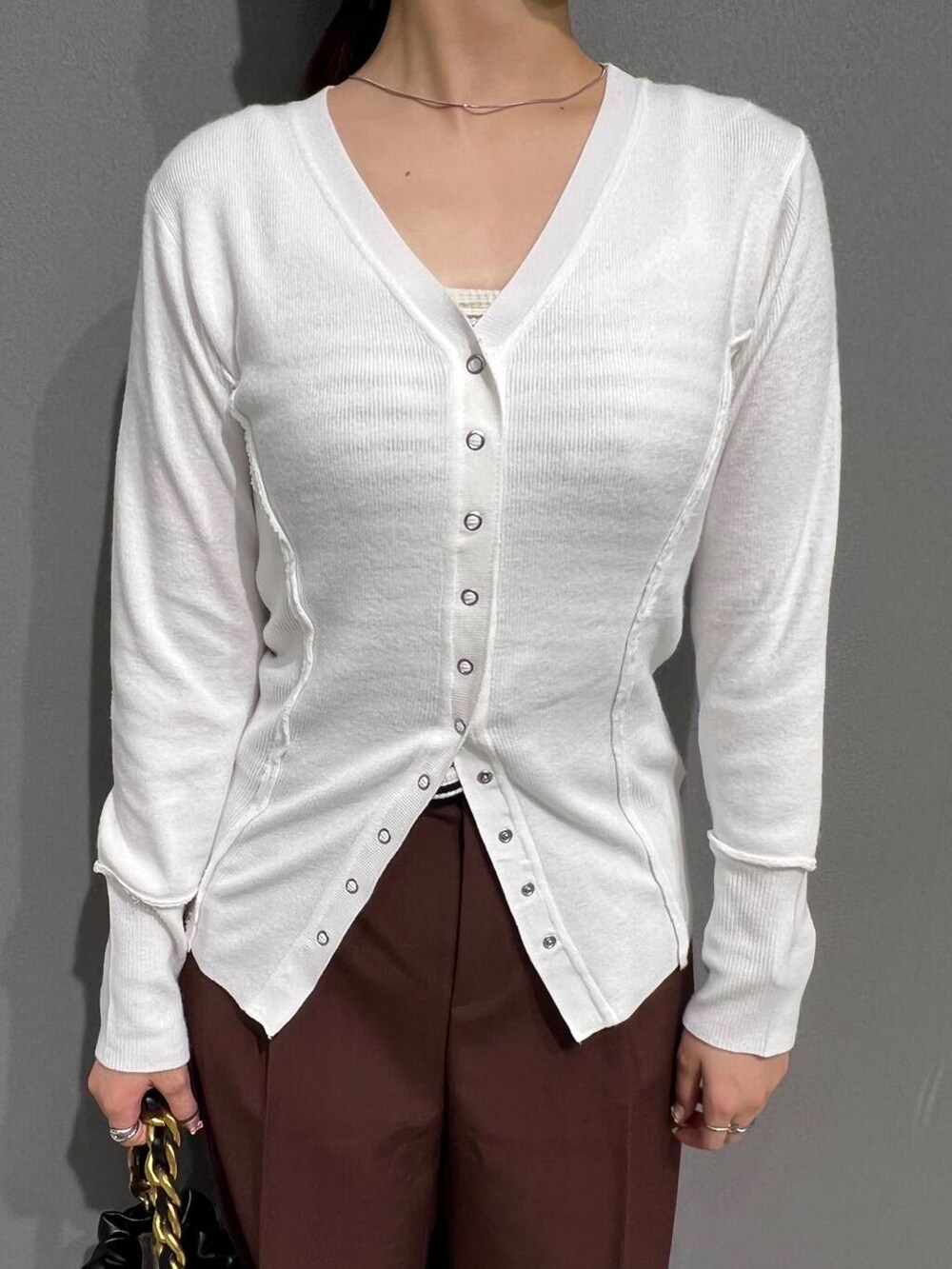 ブラック系のパンプス、ブラウン系のその他パンツ、ブラック系のショルダーバッグを着用したレディースの秋コーディネートの2枚目の写真