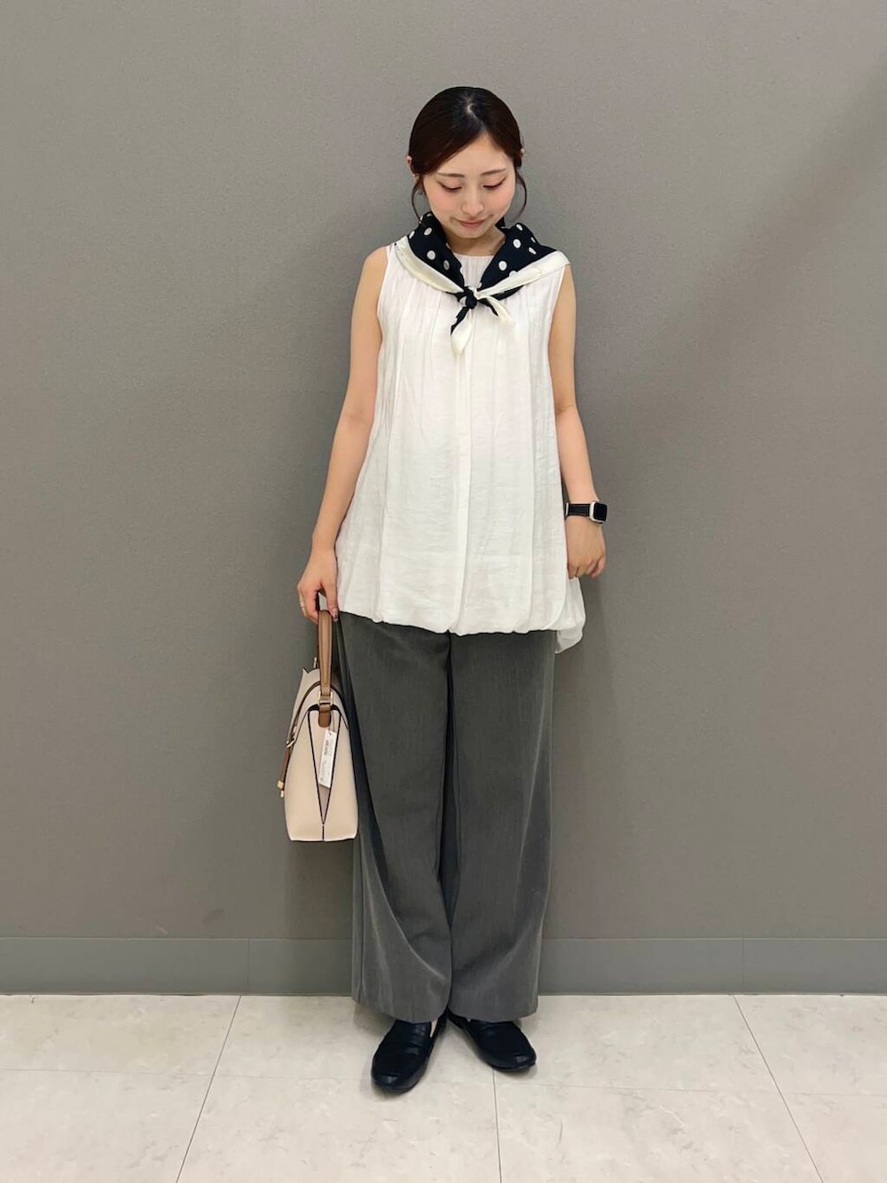 ブラック系のローファー、ホワイト系のショルダーバッグ、ホワイト系のシャツ/ブラウスを着用したレディースの夏コーディネートの2枚目の写真