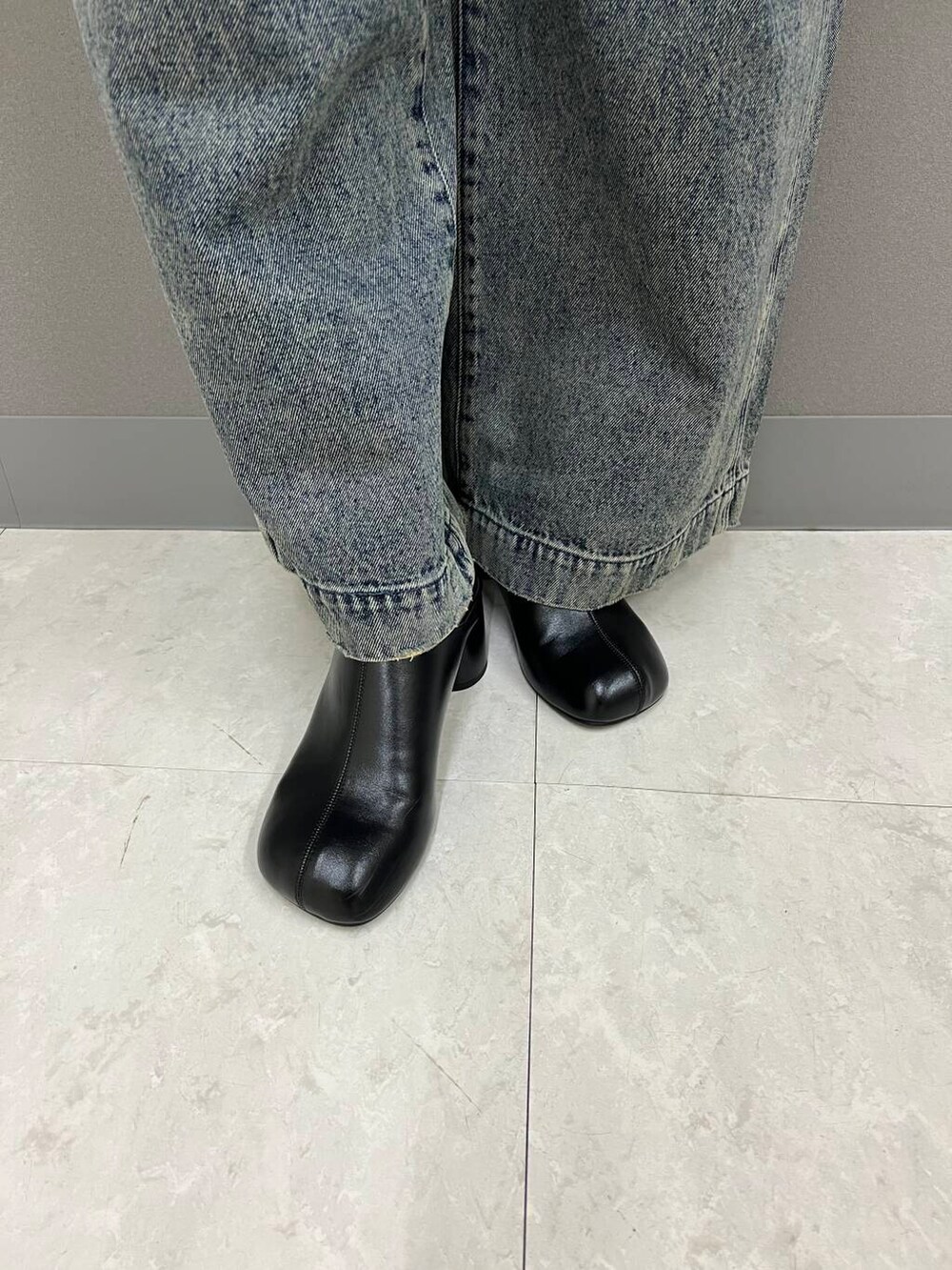 ホワイト系のキャミソール、ブラック系のサンダル、レッド系のボストンバッグを着用したレディースの夏コーディネートの4枚目の写真