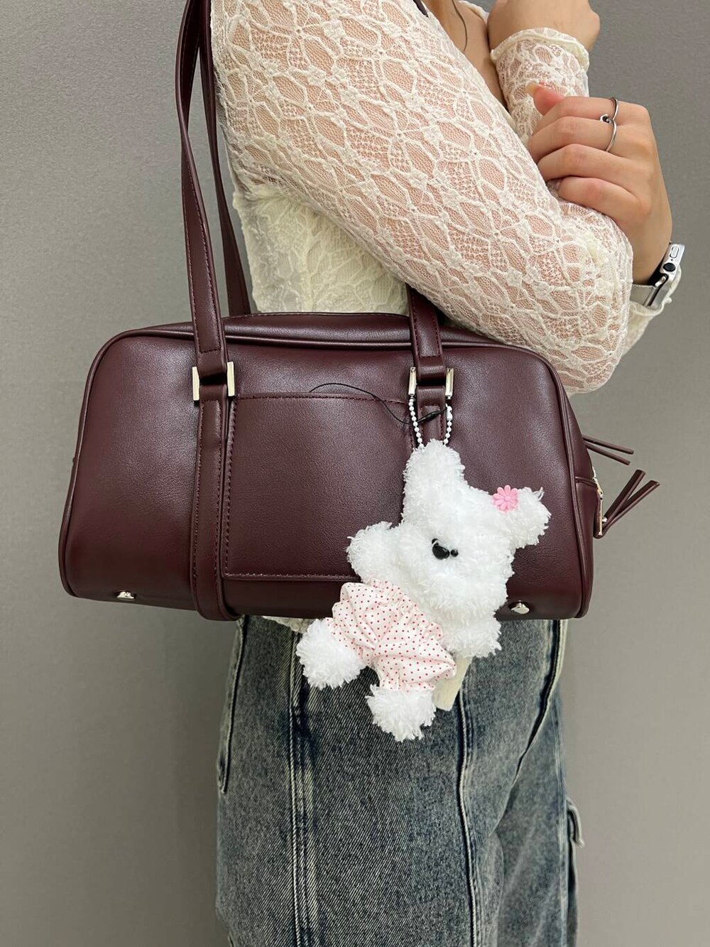 ホワイト系のキャミソール、ブラック系のサンダル、レッド系のボストンバッグを着用したレディースの夏コーディネートの5枚目の写真