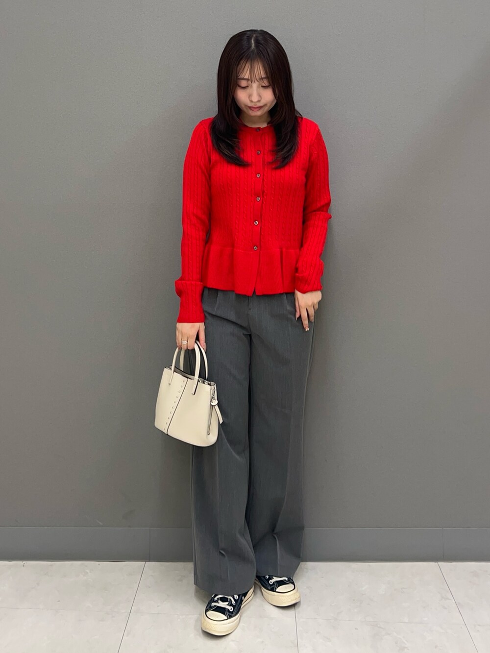 ブラウン系のニット/セーター、グレー系のその他パンツ、ホワイト系のショルダーバッグを着用したレディースの秋コーディネートの2枚目の写真