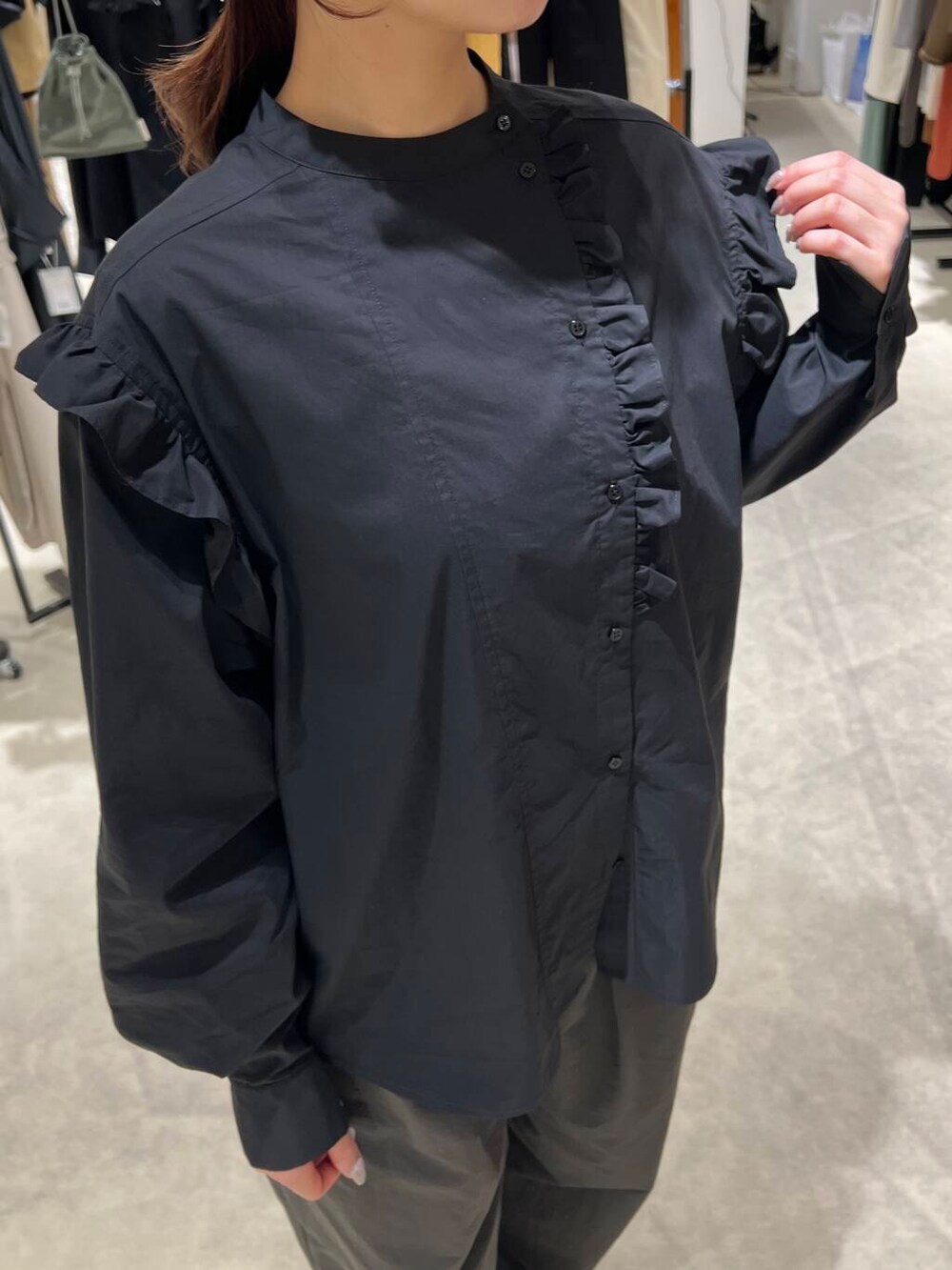 ブラック系のシャツ/ブラウス、グレー系のその他パンツを着用したレディースの冬コーディネートの2枚目の写真