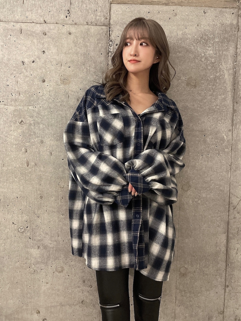 ブラック系のパンプス、ブラック系のキャミソール、ブルー系のシャツ/ブラウスを着用したレディースの秋コーディネートの3枚目の写真