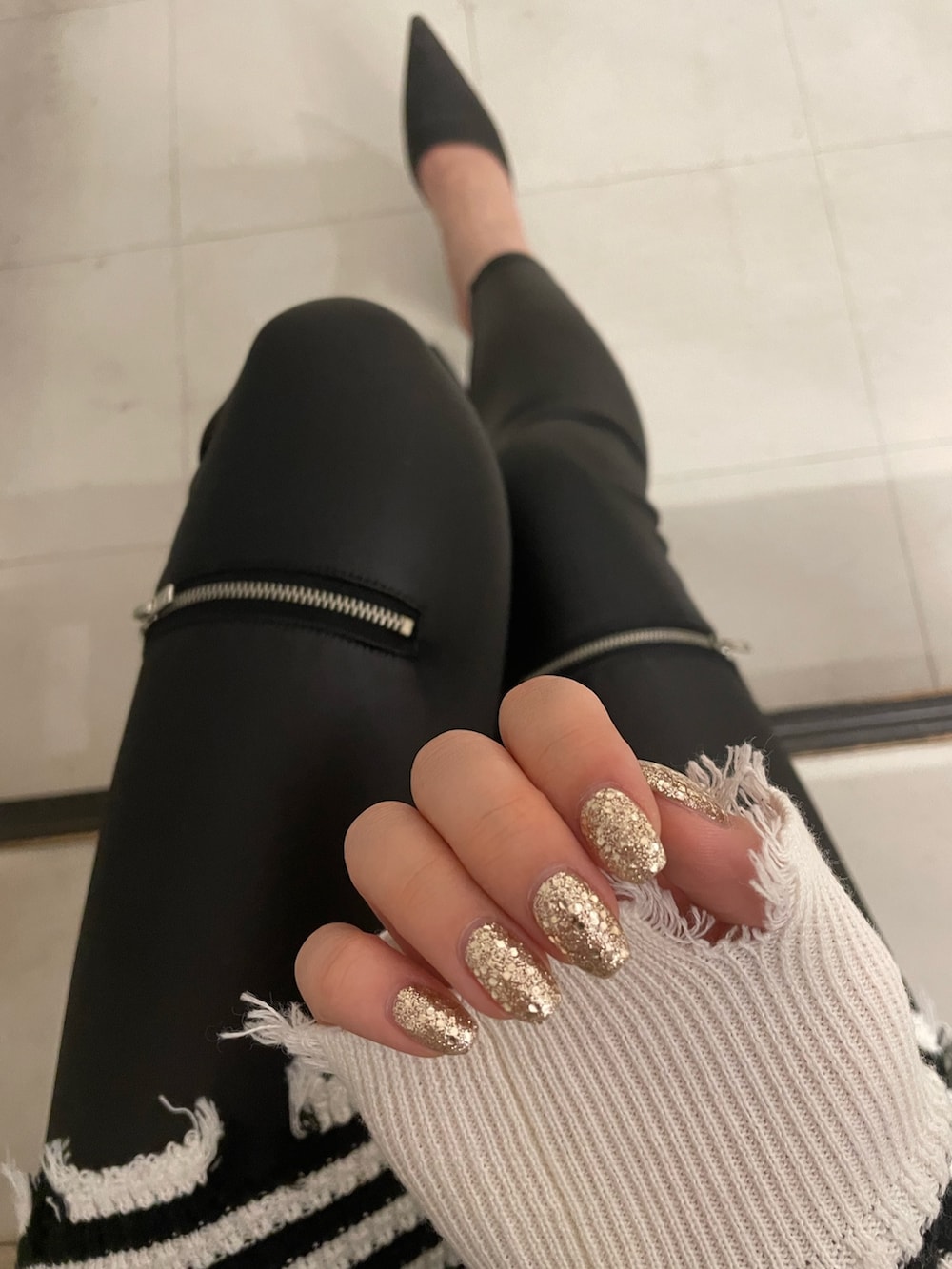 その他のニット/セーター、ブラック系のパンプス、ブラック系のレギンス/スパッツを着用したレディースの夏コーディネートの6枚目の写真